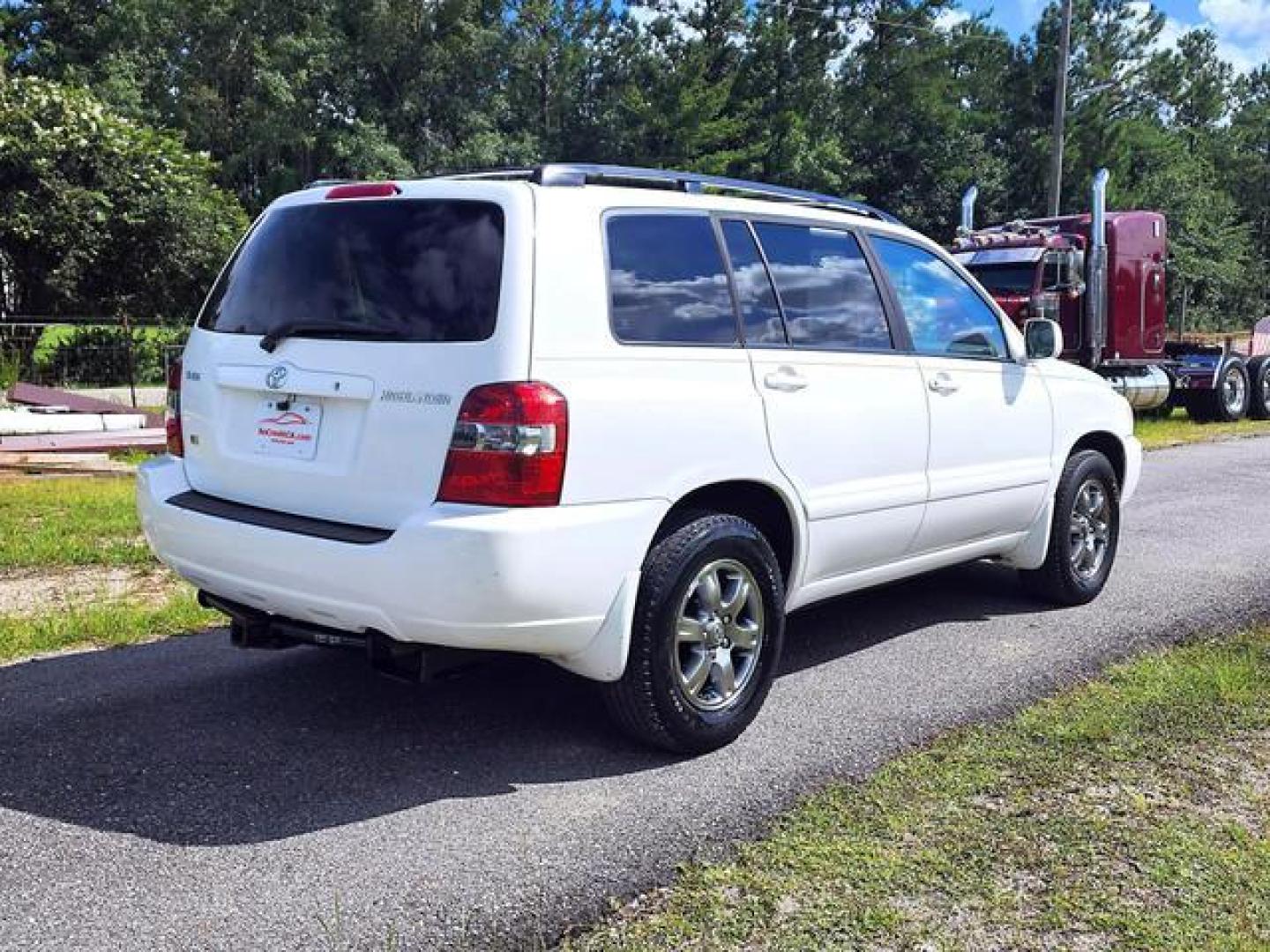 2005 White /Beige Toyota Highlander Sport Utility 4D (JTEGP21A750) with an 3.3L V6 DOHC 24V engine, Automatic transmission, located at 18001 Kellogg Rd, Saucier, MS, 39574, (228) 832-1441, 139.421463, -76.641457 - '' WOW!! '' 2005 TOYOTA HIGHLANDER SPORT ~ V6, 2-Owners, Clean Carfax, Well Maintained!*** NO CREDIT CHECK *** All you need is proof of income, proof of residence, valid drivers license and insurance on the car before you leave the lot! No credit check ever!! Only $1,095 DN - or buy it for $5,695.Gi - Photo#4