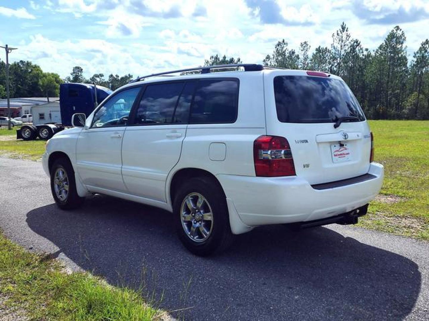 2005 White /Beige Toyota Highlander Sport Utility 4D (JTEGP21A750) with an 3.3L V6 DOHC 24V engine, Automatic transmission, located at 18001 Kellogg Rd, Saucier, MS, 39574, (228) 832-1441, 139.421463, -76.641457 - '' WOW!! '' 2005 TOYOTA HIGHLANDER SPORT ~ V6, 2-Owners, Clean Carfax, Well Maintained!*** NO CREDIT CHECK *** All you need is proof of income, proof of residence, valid drivers license and insurance on the car before you leave the lot! No credit check ever!! Only $1,095 DN - or buy it for $5,695.Gi - Photo#5