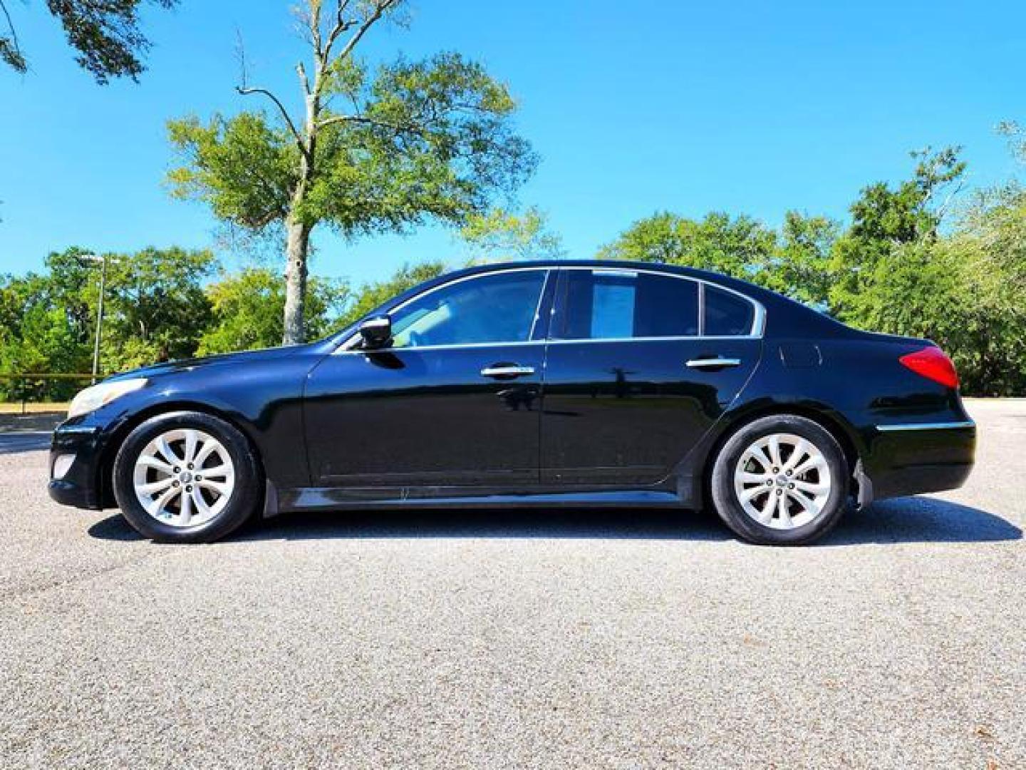 2013 Hyundai Genesis 3.8 Sedan 4D (KMHGC4DD1DU) with an 3.8L V6 DOHC 24V engine, Auto, 8-Spd w/Shfttrnc transmission, located at 18001 Kellogg Rd, Saucier, MS, 39574, (228) 832-1441, 139.421463, -76.641457 - Photo#2