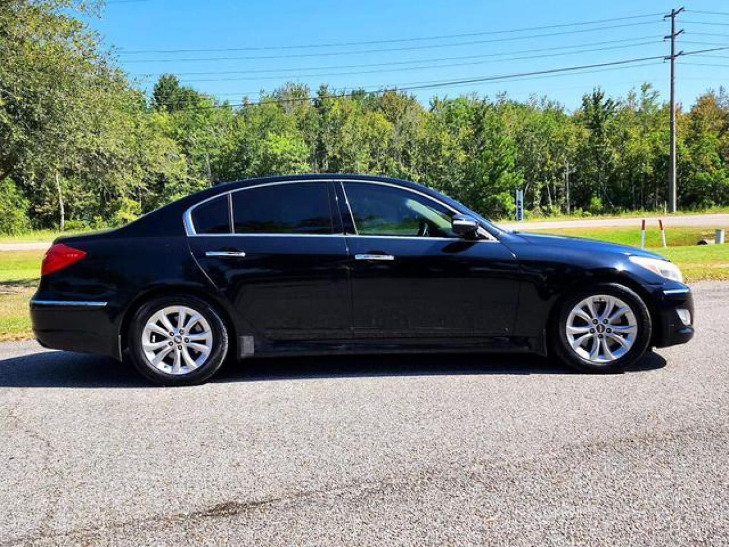 2013 Hyundai Genesis 3.8 Sedan 4D (KMHGC4DD1DU) with an 3.8L V6 DOHC 24V engine, Auto, 8-Spd w/Shfttrnc transmission, located at 18001 Kellogg Rd, Saucier, MS, 39574, (228) 832-1441, 139.421463, -76.641457 - Photo#3