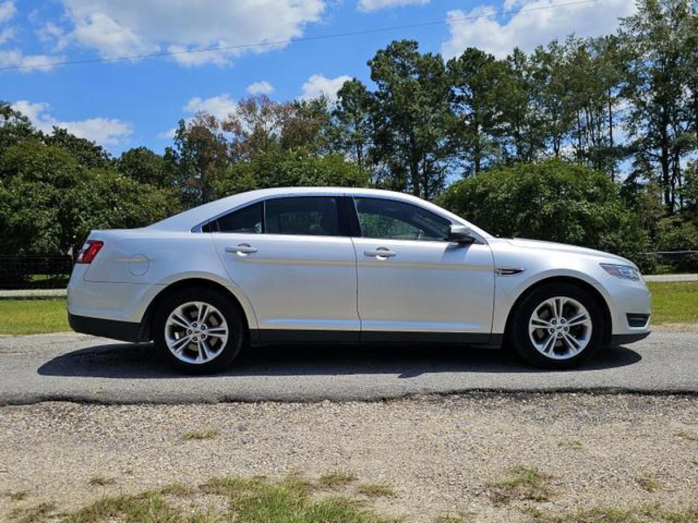 2018 Silver /Gray Ford Taurus SEL Sedan 4D (1FAHP2E85JG) with an 3.5L V6 DOHC 24V engine, Automatic, 6-Spd w/SelectShift transmission, located at 18001 Kellogg Rd, Saucier, MS, 39574, (228) 832-1441, 139.421463, -76.641457 - Photo#3