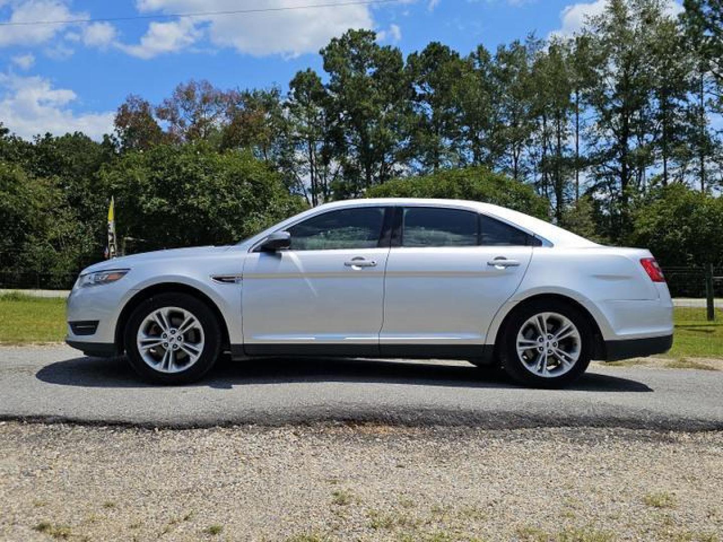 2018 Silver /Gray Ford Taurus SEL Sedan 4D (1FAHP2E85JG) with an 3.5L V6 DOHC 24V engine, Automatic, 6-Spd w/SelectShift transmission, located at 18001 Kellogg Rd, Saucier, MS, 39574, (228) 832-1441, 139.421463, -76.641457 - Photo#4