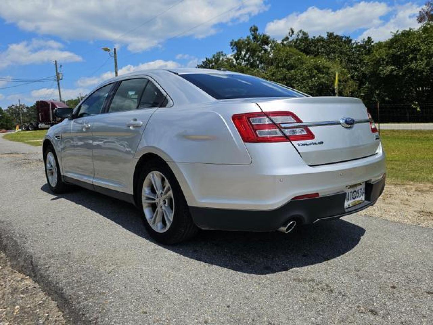 2018 Silver /Gray Ford Taurus SEL Sedan 4D (1FAHP2E85JG) with an 3.5L V6 DOHC 24V engine, Automatic, 6-Spd w/SelectShift transmission, located at 18001 Kellogg Rd, Saucier, MS, 39574, (228) 832-1441, 139.421463, -76.641457 - Photo#5