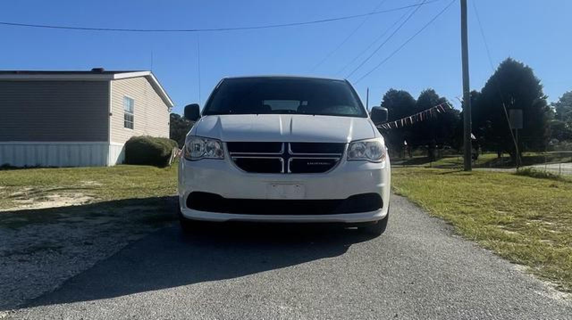 2013 White Dodge Grand Caravan Passenger SE Minivan 4D (2C4RDGBG4DR) with an 3.6L V6 DOHC 24V engine, Automatic, 6-Spd transmission, located at 18001 Kellogg Rd, Saucier, MS, 39574, (228) 832-1441, 139.421463, -76.641457 - Photo#0