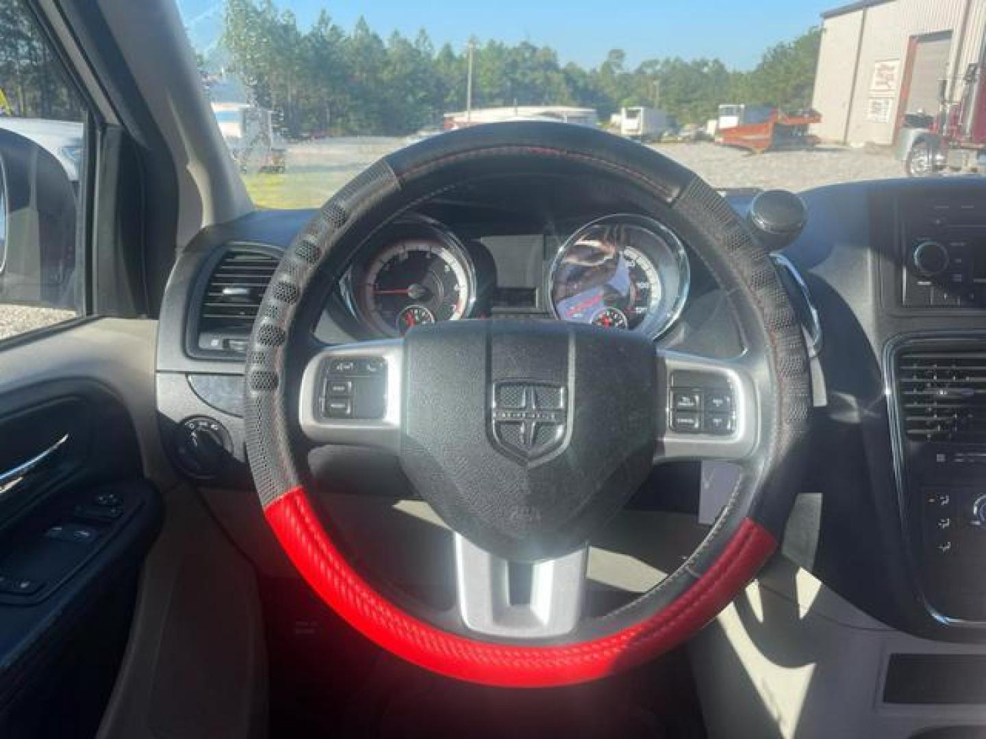 2013 White Dodge Grand Caravan Passenger SE Minivan 4D (2C4RDGBG4DR) with an 3.6L V6 DOHC 24V engine, Automatic, 6-Spd transmission, located at 18001 Kellogg Rd, Saucier, MS, 39574, (228) 832-1441, 139.421463, -76.641457 - Photo#9