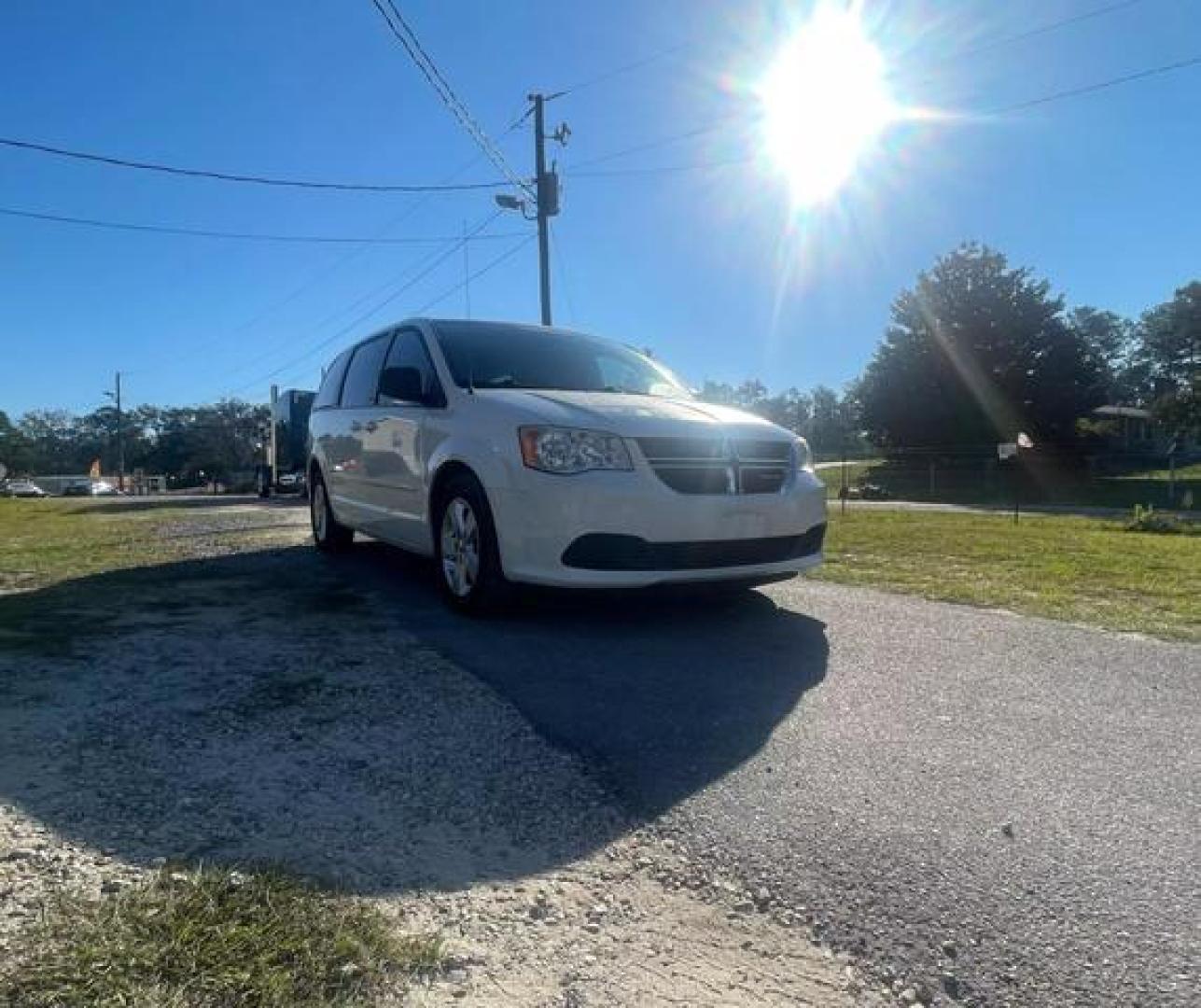 2013 White Dodge Grand Caravan Passenger SE Minivan 4D (2C4RDGBG4DR) with an 3.6L V6 DOHC 24V engine, Automatic, 6-Spd transmission, located at 18001 Kellogg Rd, Saucier, MS, 39574, (228) 832-1441, 139.421463, -76.641457 - Photo#2