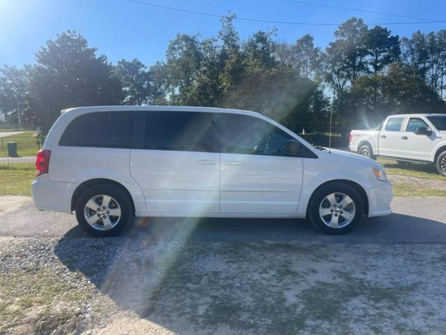 2013 White Dodge Grand Caravan Passenger SE Minivan 4D (2C4RDGBG4DR) with an 3.6L V6 DOHC 24V engine, Automatic, 6-Spd transmission, located at 18001 Kellogg Rd, Saucier, MS, 39574, (228) 832-1441, 139.421463, -76.641457 - Photo#3