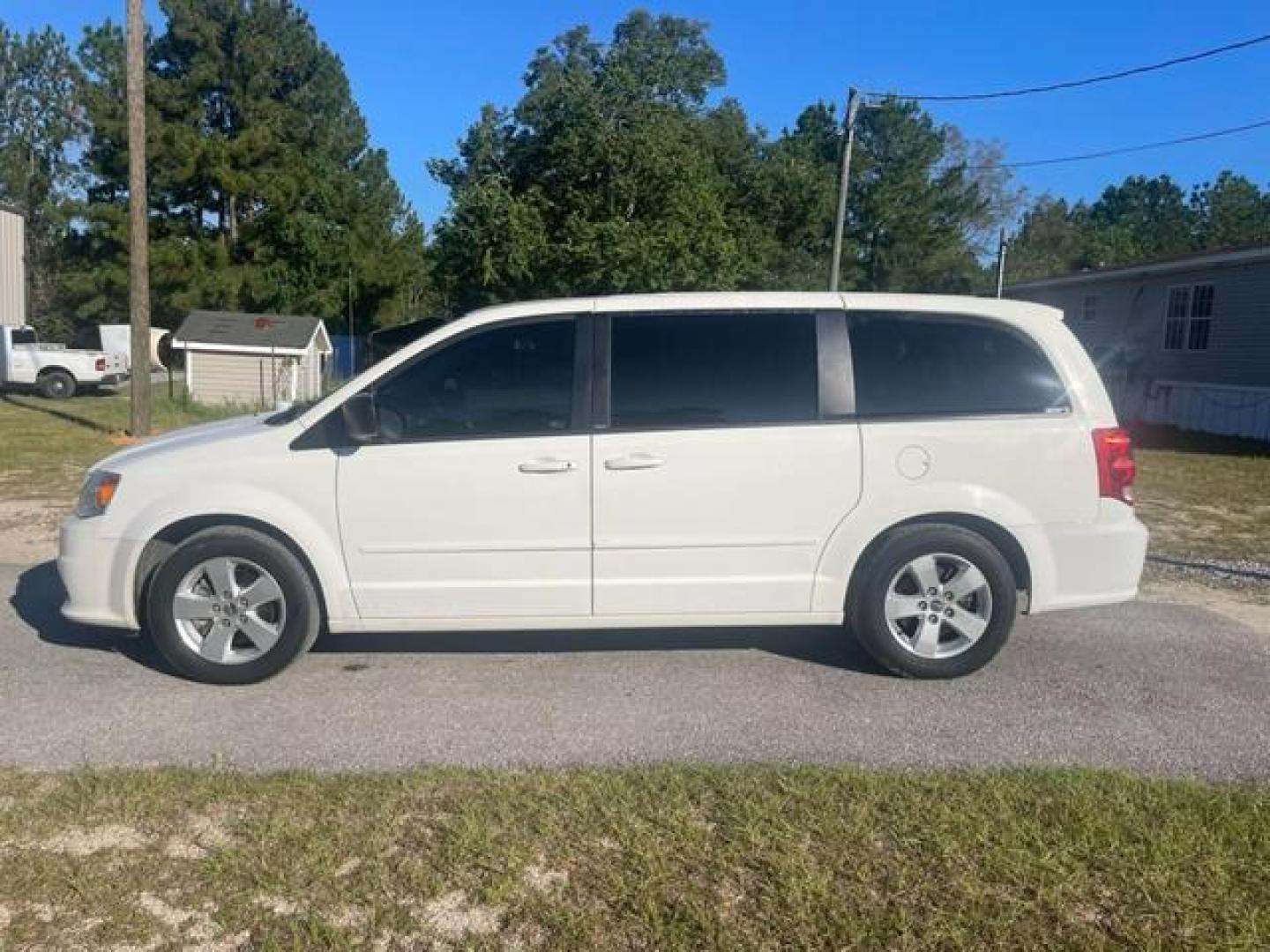 2013 White Dodge Grand Caravan Passenger SE Minivan 4D (2C4RDGBG4DR) with an 3.6L V6 DOHC 24V engine, Automatic, 6-Spd transmission, located at 18001 Kellogg Rd, Saucier, MS, 39574, (228) 832-1441, 139.421463, -76.641457 - Photo#4