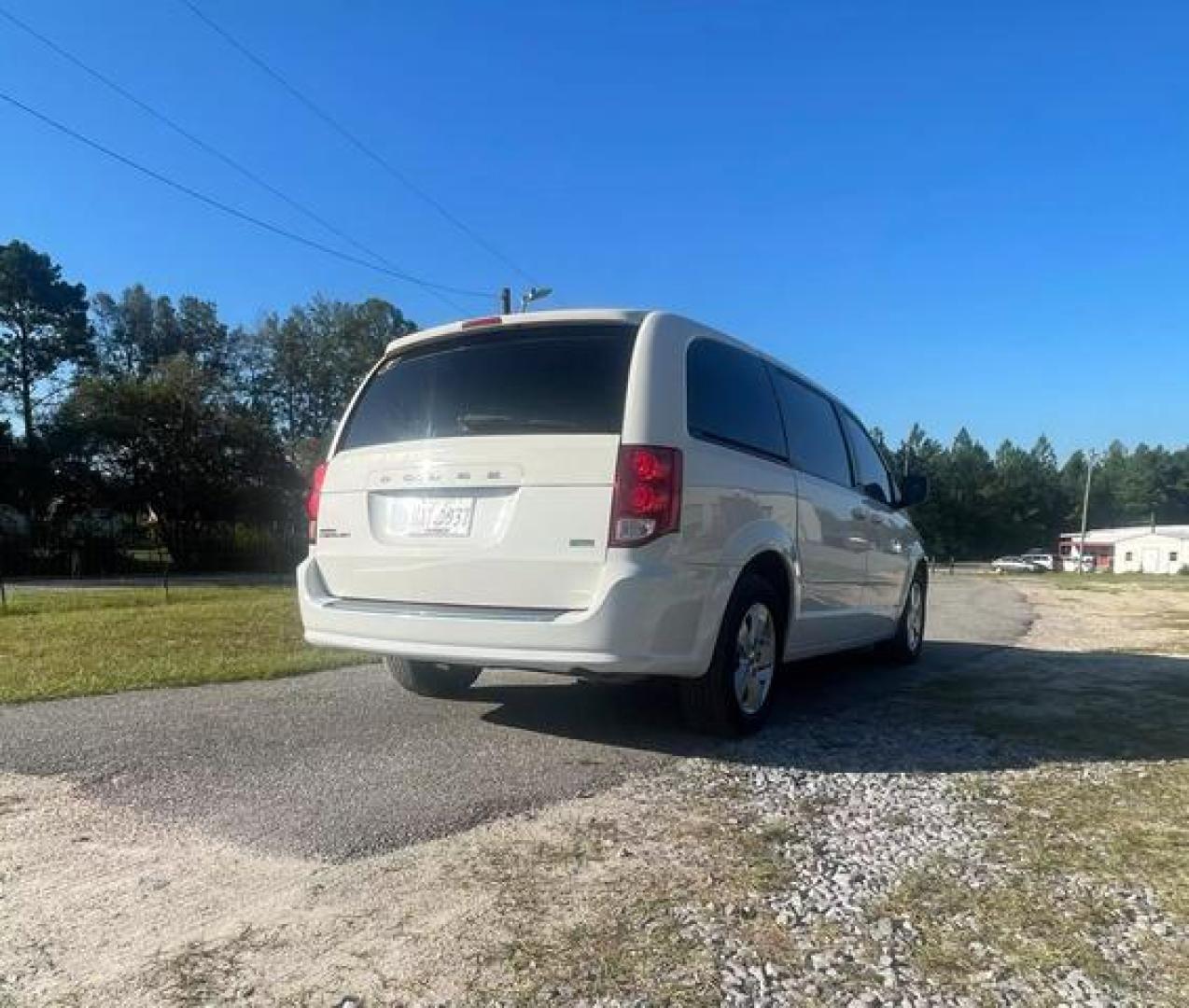 2013 White Dodge Grand Caravan Passenger SE Minivan 4D (2C4RDGBG4DR) with an 3.6L V6 DOHC 24V engine, Automatic, 6-Spd transmission, located at 18001 Kellogg Rd, Saucier, MS, 39574, (228) 832-1441, 139.421463, -76.641457 - Photo#6