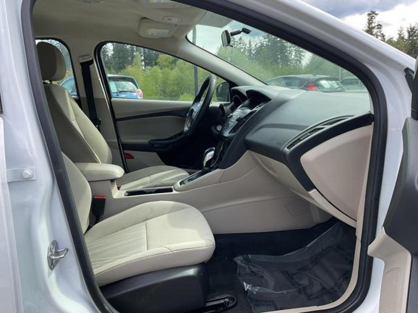 2018 White /Beige Ford Focus SE Hatchback 4D (1FADP3K26JL) , Auto, 6-Spd Powershift transmission, located at 18001 Kellogg Rd, Saucier, MS, 39574, (228) 832-1441, 39.421459, -76.641457 - Photo#12