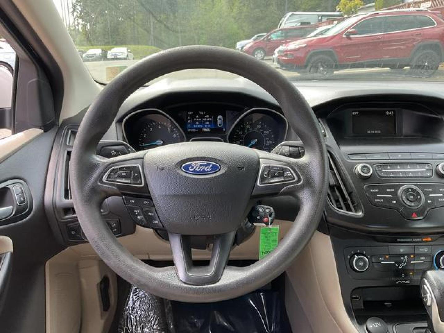 2018 White /Beige Ford Focus SE Hatchback 4D (1FADP3K26JL) , Auto, 6-Spd Powershift transmission, located at 18001 Kellogg Rd, Saucier, MS, 39574, (228) 832-1441, 39.421459, -76.641457 - Photo#13