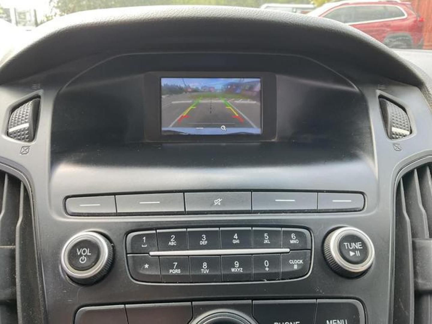 2018 White /Beige Ford Focus SE Hatchback 4D (1FADP3K26JL) , Auto, 6-Spd Powershift transmission, located at 18001 Kellogg Rd, Saucier, MS, 39574, (228) 832-1441, 39.421459, -76.641457 - Photo#17