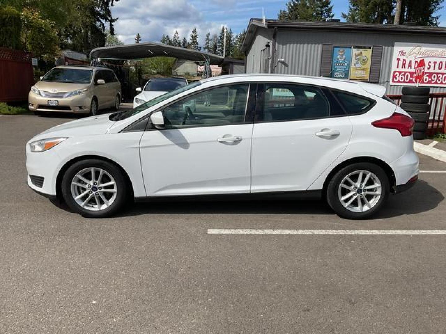 2018 White /Beige Ford Focus SE Hatchback 4D (1FADP3K26JL) , Auto, 6-Spd Powershift transmission, located at 18001 Kellogg Rd, Saucier, MS, 39574, (228) 832-1441, 39.421459, -76.641457 - Photo#1