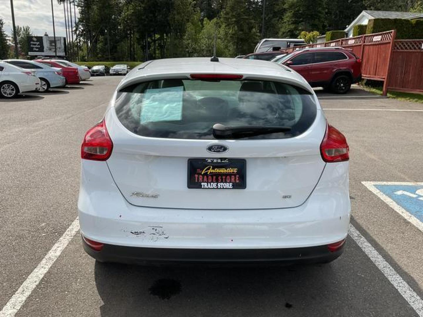 2018 White /Beige Ford Focus SE Hatchback 4D (1FADP3K26JL) , Auto, 6-Spd Powershift transmission, located at 18001 Kellogg Rd, Saucier, MS, 39574, (228) 832-1441, 39.421459, -76.641457 - Photo#3