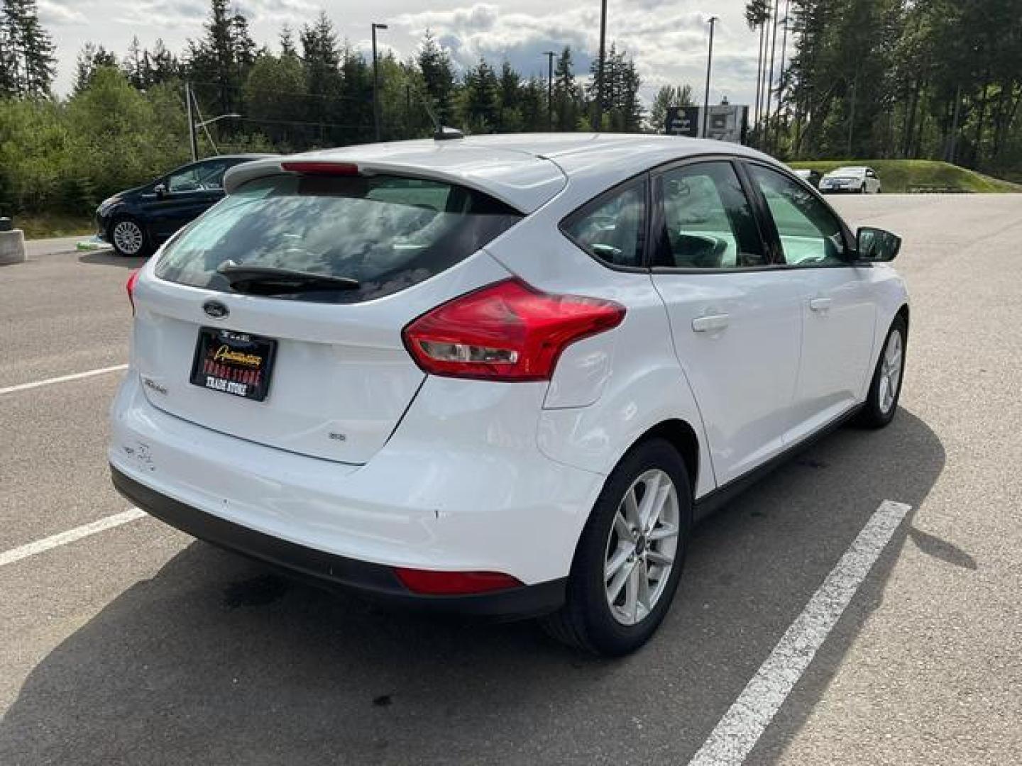 2018 White /Beige Ford Focus SE Hatchback 4D (1FADP3K26JL) , Auto, 6-Spd Powershift transmission, located at 18001 Kellogg Rd, Saucier, MS, 39574, (228) 832-1441, 39.421459, -76.641457 - Photo#4