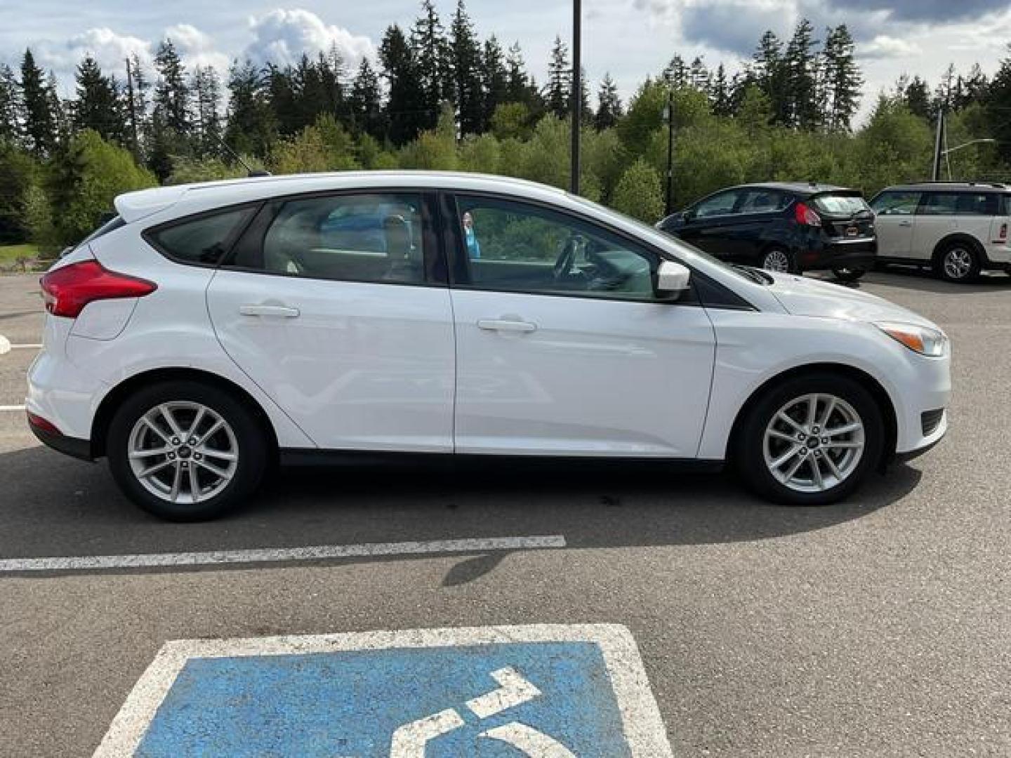 2018 White /Beige Ford Focus SE Hatchback 4D (1FADP3K26JL) , Auto, 6-Spd Powershift transmission, located at 18001 Kellogg Rd, Saucier, MS, 39574, (228) 832-1441, 39.421459, -76.641457 - Photo#5