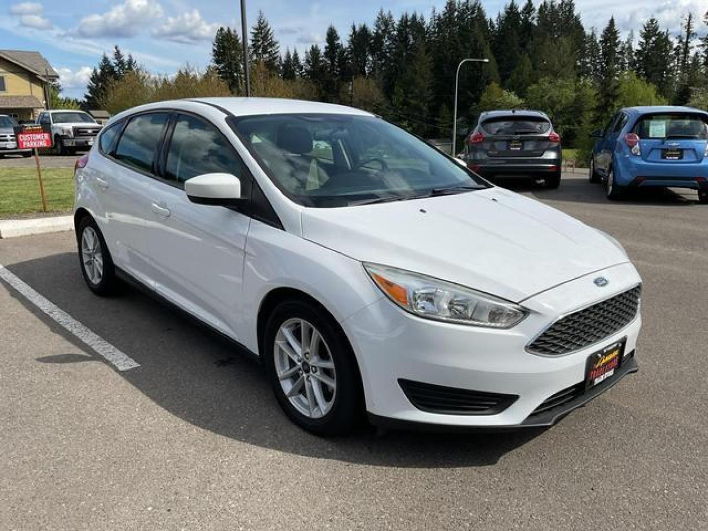 2018 White /Beige Ford Focus SE Hatchback 4D (1FADP3K26JL) , Auto, 6-Spd Powershift transmission, located at 18001 Kellogg Rd, Saucier, MS, 39574, (228) 832-1441, 39.421459, -76.641457 - Photo#6