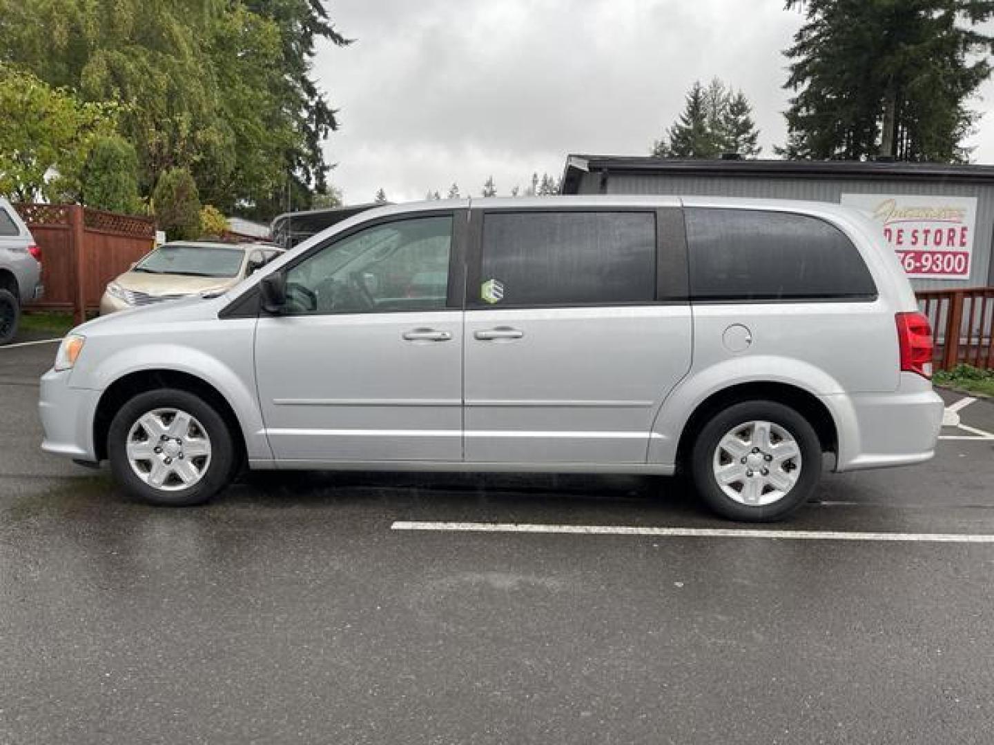 2012 Silver /Black Dodge Grand Caravan Passenger SE Minivan 4D (2C4RDGBG8CR) , Automatic, 6-Spd transmission, located at 18001 Kellogg Rd, Saucier, MS, 39574, (228) 832-1441, 39.421459, -76.641457 - **Dealer Statement: The Trade Store offers the nicest previously owned inventory you'll find of cars, vans, trucks and more. We offer many banks, credit unions and special financing options to fit your needs regardless of your credit, as well as sourcing of specific vehicles for qualified custom - Photo#1