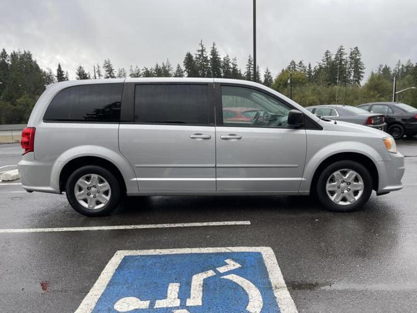 2012 Silver /Black Dodge Grand Caravan Passenger SE Minivan 4D (2C4RDGBG8CR) , Automatic, 6-Spd transmission, located at 18001 Kellogg Rd, Saucier, MS, 39574, (228) 832-1441, 39.421459, -76.641457 - **Dealer Statement: The Trade Store offers the nicest previously owned inventory you'll find of cars, vans, trucks and more. We offer many banks, credit unions and special financing options to fit your needs regardless of your credit, as well as sourcing of specific vehicles for qualified custom - Photo#5