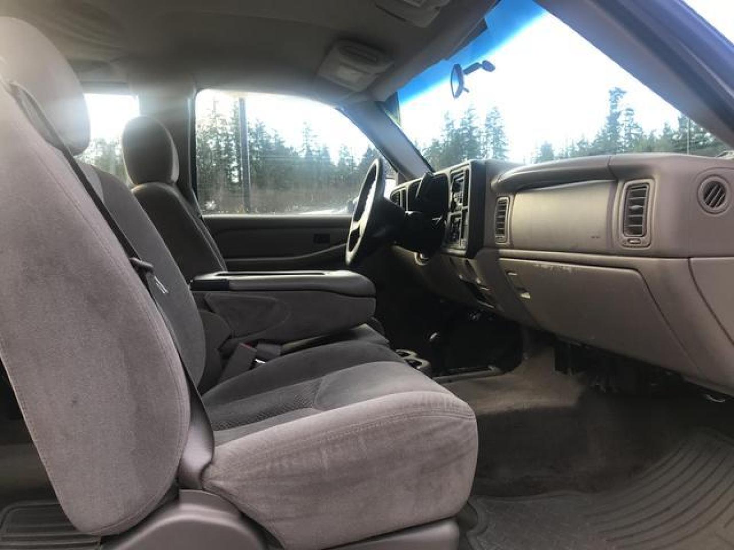 2006 White /Gray Chevrolet Silverado 2500 HD Extended Cab LS Pickup 4D 8 ft (1GCHK29U76E) , Automatic transmission, located at 18001 Kellogg Rd, Saucier, MS, 39574, (228) 832-1441, 39.421459, -76.641457 - Photo#12