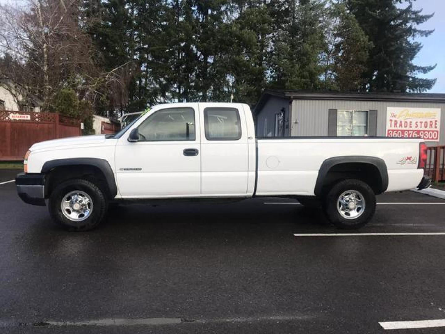 2006 White /Gray Chevrolet Silverado 2500 HD Extended Cab LS Pickup 4D 8 ft (1GCHK29U76E) , Automatic transmission, located at 18001 Kellogg Rd, Saucier, MS, 39574, (228) 832-1441, 39.421459, -76.641457 - Photo#1