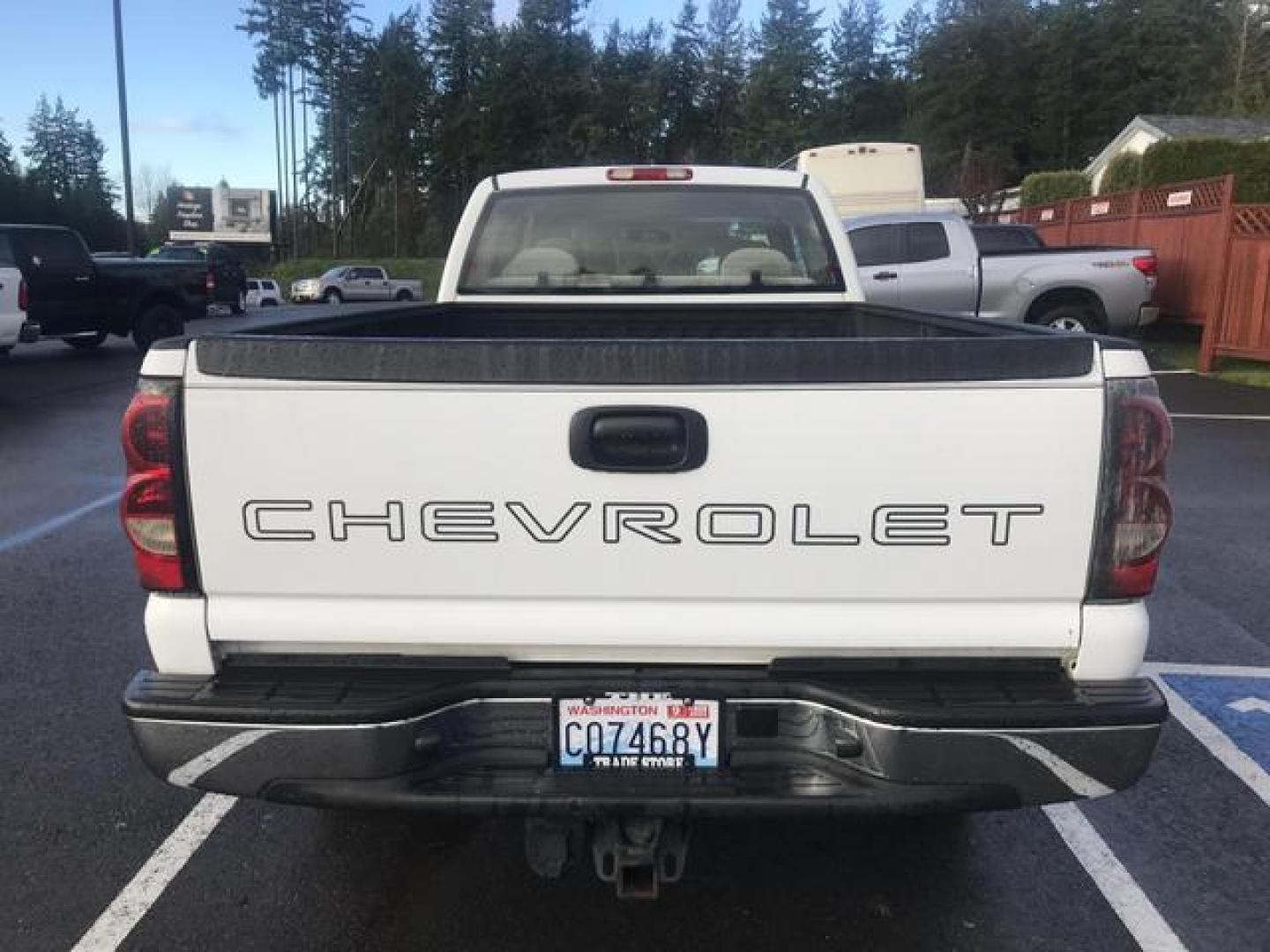 2006 White /Gray Chevrolet Silverado 2500 HD Extended Cab LS Pickup 4D 8 ft (1GCHK29U76E) , Automatic transmission, located at 18001 Kellogg Rd, Saucier, MS, 39574, (228) 832-1441, 39.421459, -76.641457 - Photo#3