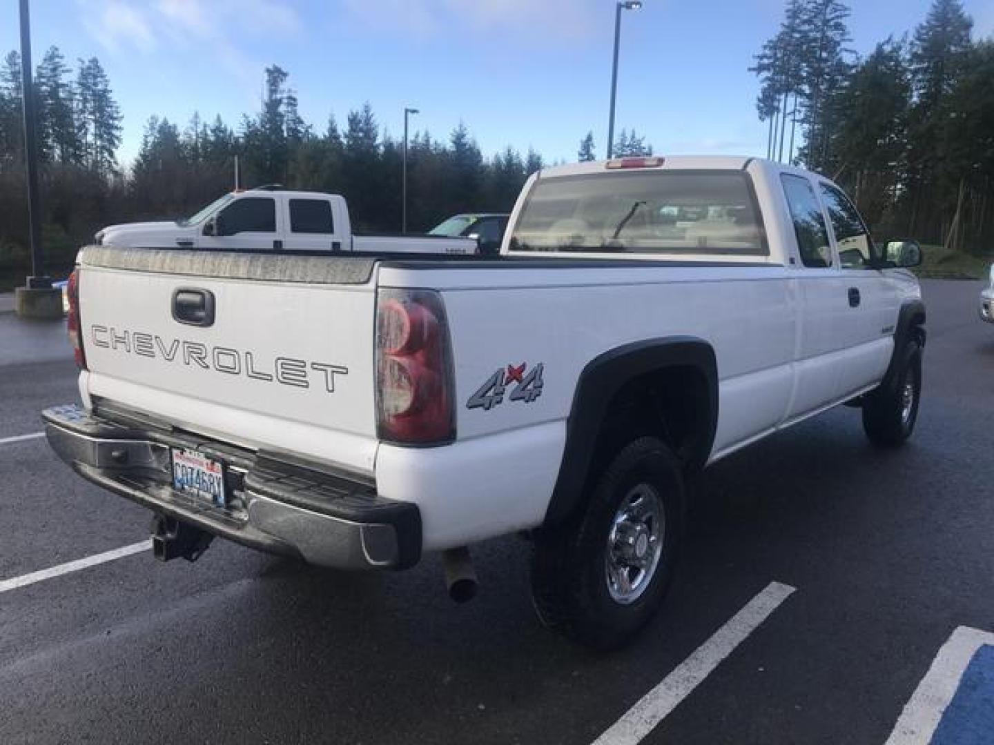 2006 White /Gray Chevrolet Silverado 2500 HD Extended Cab LS Pickup 4D 8 ft (1GCHK29U76E) , Automatic transmission, located at 18001 Kellogg Rd, Saucier, MS, 39574, (228) 832-1441, 39.421459, -76.641457 - Photo#4