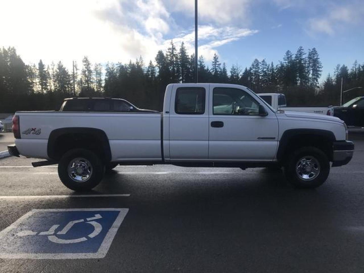 2006 White /Gray Chevrolet Silverado 2500 HD Extended Cab LS Pickup 4D 8 ft (1GCHK29U76E) , Automatic transmission, located at 18001 Kellogg Rd, Saucier, MS, 39574, (228) 832-1441, 39.421459, -76.641457 - Photo#5