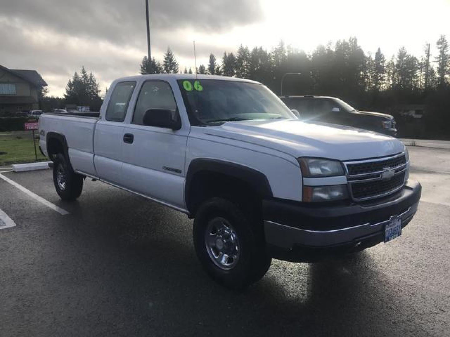 2006 White /Gray Chevrolet Silverado 2500 HD Extended Cab LS Pickup 4D 8 ft (1GCHK29U76E) , Automatic transmission, located at 18001 Kellogg Rd, Saucier, MS, 39574, (228) 832-1441, 39.421459, -76.641457 - Photo#6