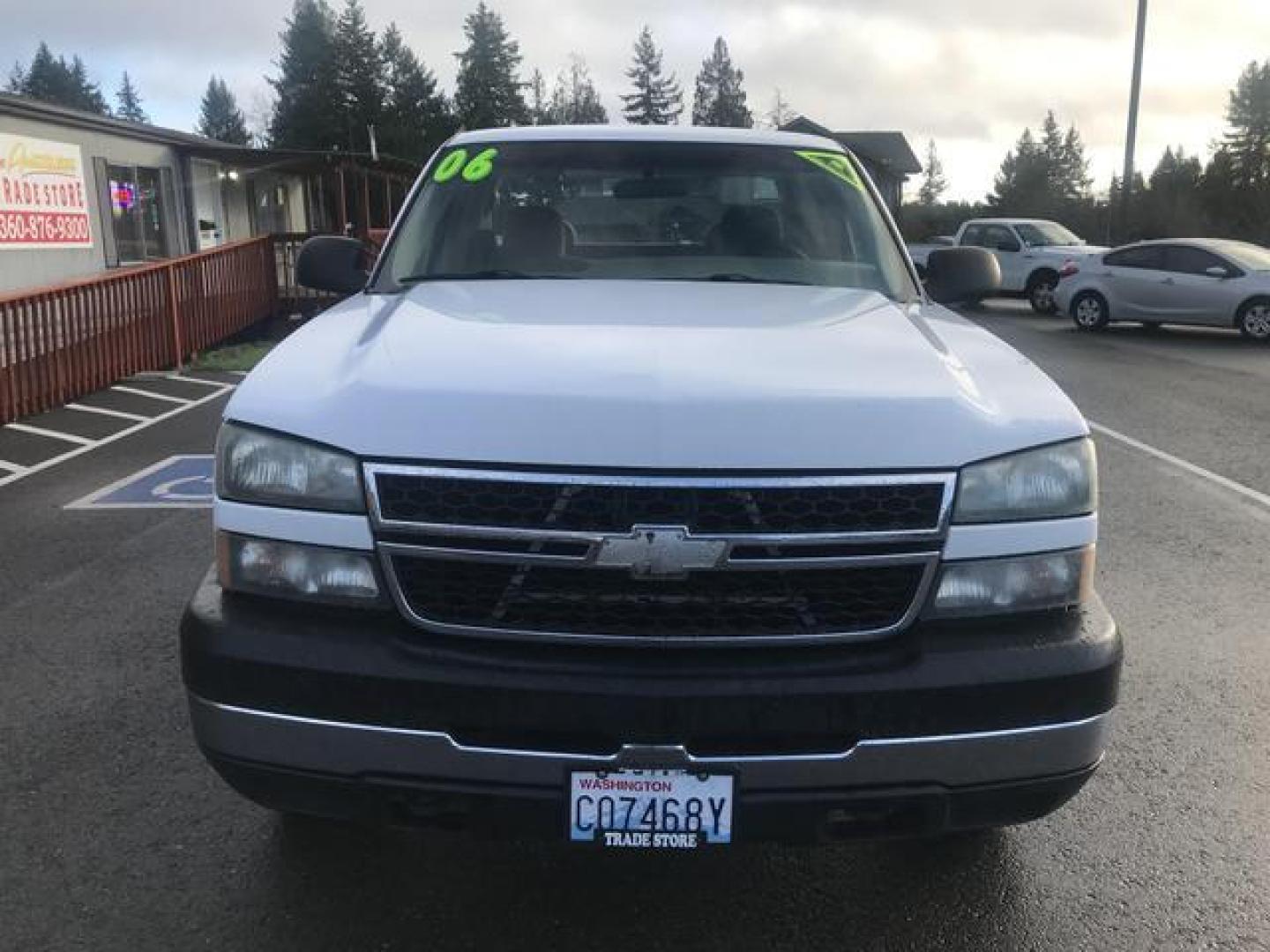 2006 White /Gray Chevrolet Silverado 2500 HD Extended Cab LS Pickup 4D 8 ft (1GCHK29U76E) , Automatic transmission, located at 18001 Kellogg Rd, Saucier, MS, 39574, (228) 832-1441, 39.421459, -76.641457 - Photo#7