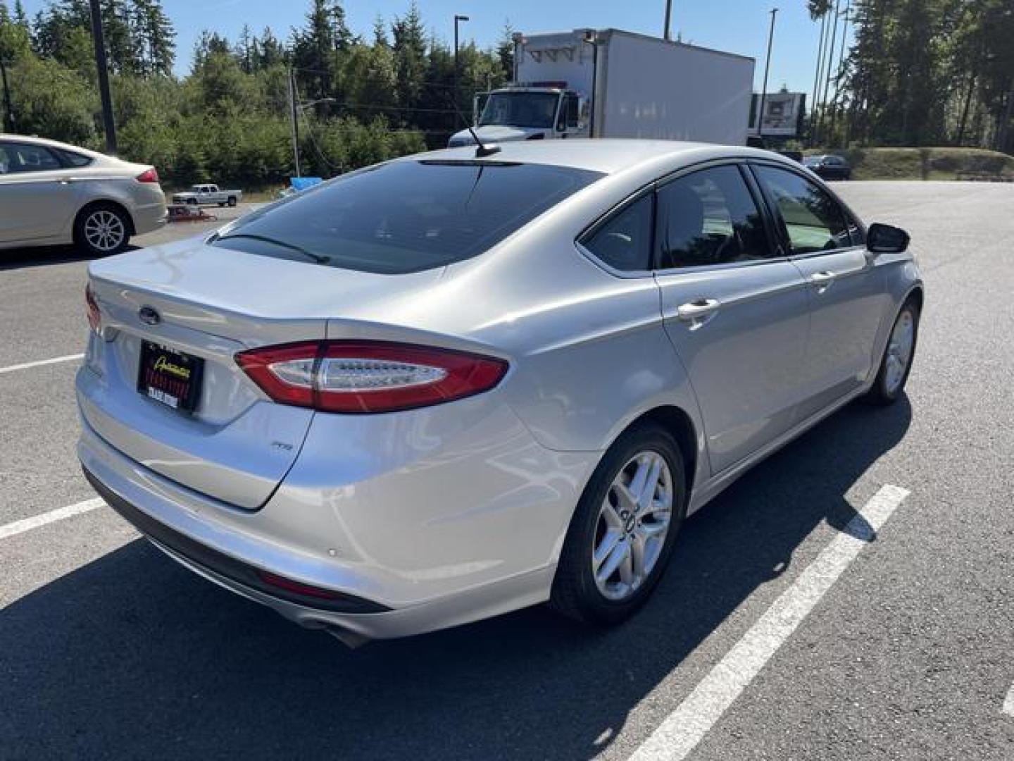 2016 Silver /Black Ford Fusion SE Sedan 4D (3FA6P0H76GR) , Auto, 6-Spd SelectShift transmission, located at 18001 Kellogg Rd, Saucier, MS, 39574, (228) 832-1441, 39.421459, -76.641457 - Photo#4