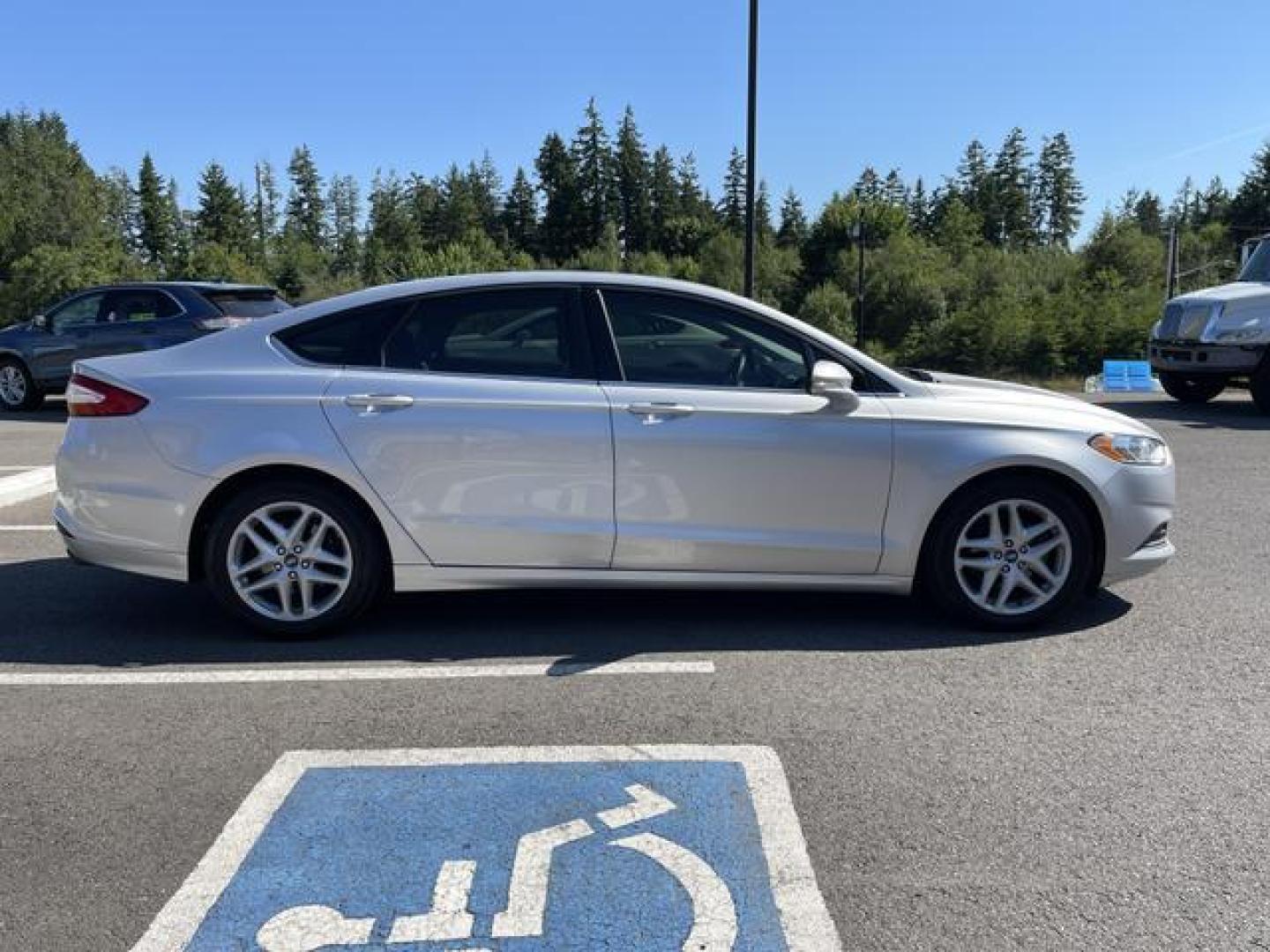 2016 Silver /Black Ford Fusion SE Sedan 4D (3FA6P0H76GR) , Auto, 6-Spd SelectShift transmission, located at 18001 Kellogg Rd, Saucier, MS, 39574, (228) 832-1441, 39.421459, -76.641457 - Photo#5