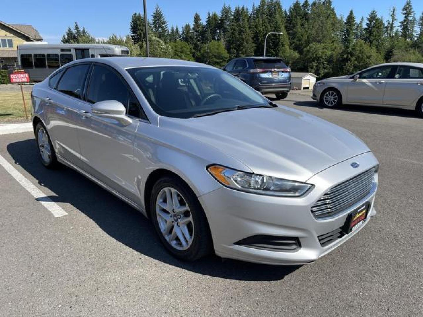 2016 Silver /Black Ford Fusion SE Sedan 4D (3FA6P0H76GR) , Auto, 6-Spd SelectShift transmission, located at 18001 Kellogg Rd, Saucier, MS, 39574, (228) 832-1441, 39.421459, -76.641457 - Photo#6