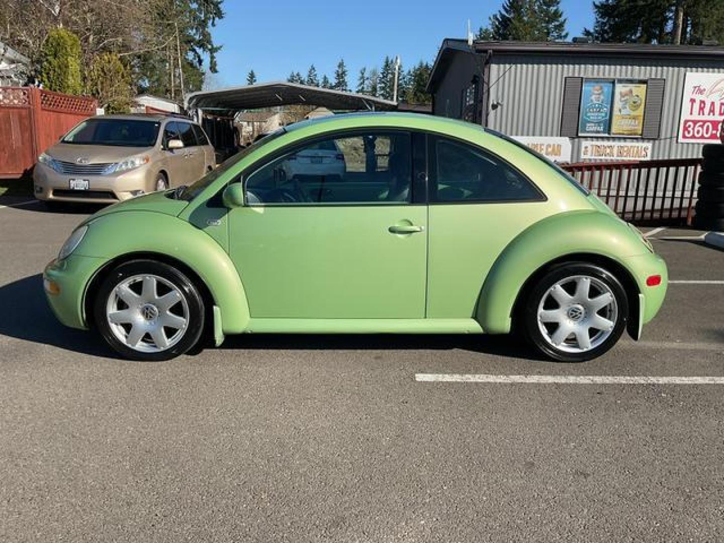 2003 Green /Black Volkswagen New Beetle GLS Hatchback Coupe 2D (3VWCD21C33M) , Manual, 5-Spd transmission, located at 18001 Kellogg Rd, Saucier, MS, 39574, (228) 832-1441, 39.421459, -76.641457 - Photo#1