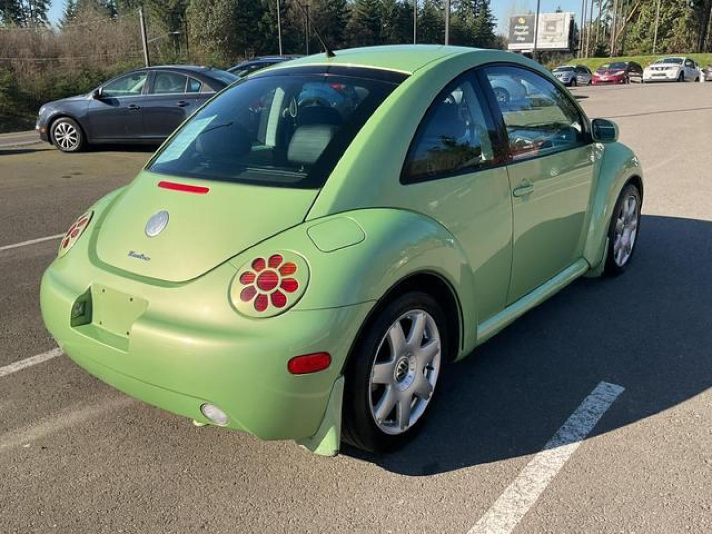 2003 Green /Black Volkswagen New Beetle GLS Hatchback Coupe 2D (3VWCD21C33M) , Manual, 5-Spd transmission, located at 18001 Kellogg Rd, Saucier, MS, 39574, (228) 832-1441, 39.421459, -76.641457 - Photo#4