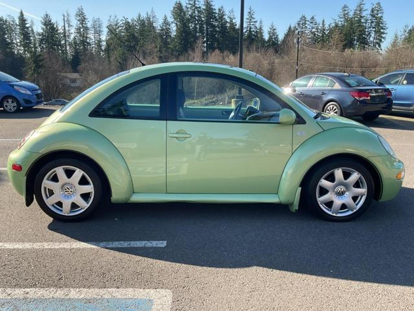 2003 Green /Black Volkswagen New Beetle GLS Hatchback Coupe 2D (3VWCD21C33M) , Manual, 5-Spd transmission, located at 18001 Kellogg Rd, Saucier, MS, 39574, (228) 832-1441, 39.421459, -76.641457 - Photo#5