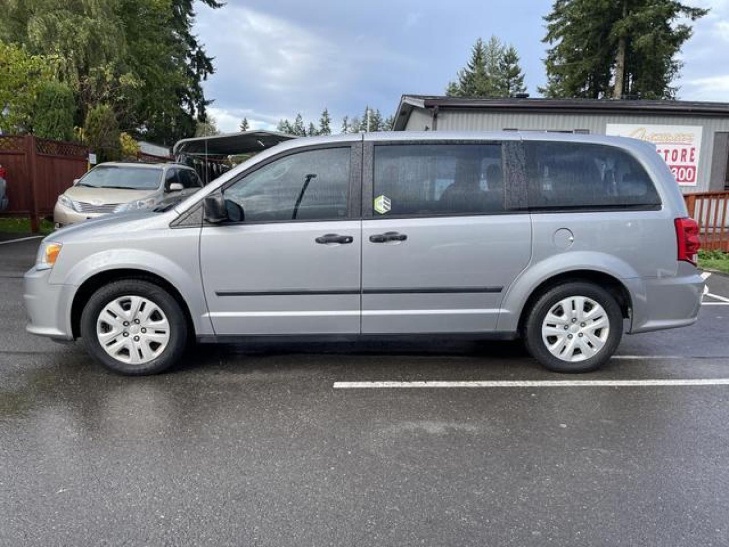 2013 Silver /Black Dodge Grand Caravan Passenger AVP Minivan 4D (2C4RDGBG8DR) , Automatic, 6-Spd transmission, located at 18001 Kellogg Rd, Saucier, MS, 39574, (228) 832-1441, 39.421459, -76.641457 - Photo#1