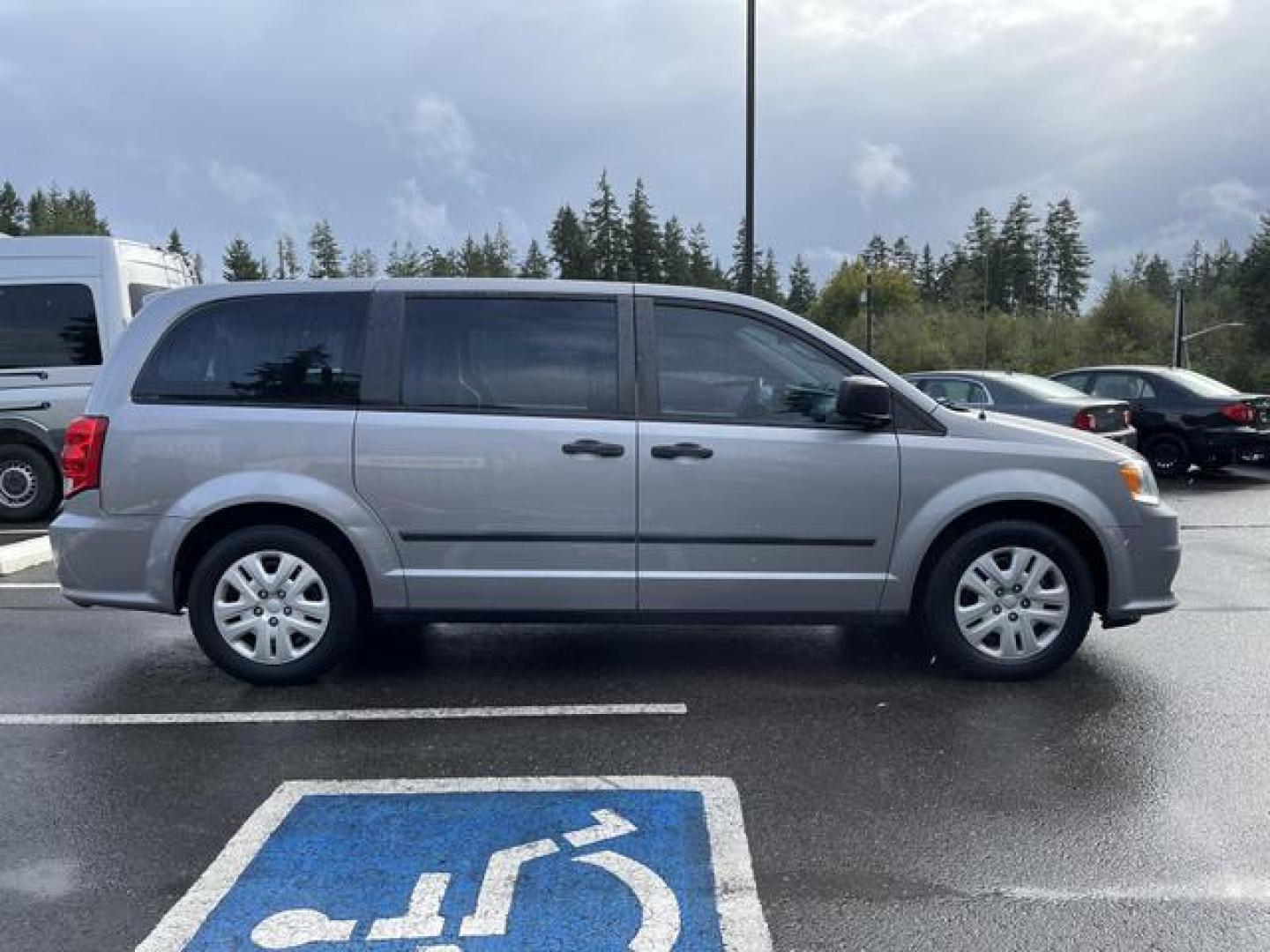 2013 Silver /Black Dodge Grand Caravan Passenger AVP Minivan 4D (2C4RDGBG8DR) , Automatic, 6-Spd transmission, located at 18001 Kellogg Rd, Saucier, MS, 39574, (228) 832-1441, 39.421459, -76.641457 - Photo#5