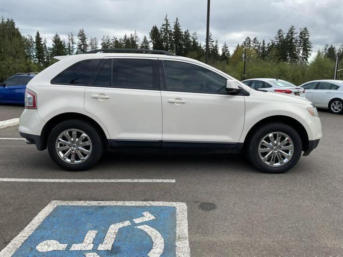 2008 White /Black Ford Edge SEL Sport Utility 4D (2FMDK38C28B) , Automatic, 6-Spd w/Overdrive transmission, located at 18001 Kellogg Rd, Saucier, MS, 39574, (228) 832-1441, 39.421459, -76.641457 - **Dealer Statement: The Trade Store offers the nicest previously owned inventory you'll find of cars, vans, trucks and more. We offer many banks, credit unions and special financing options to fit your needs regardless of your credit, as well as sourcing of specific vehicles for qualified custom - Photo#5