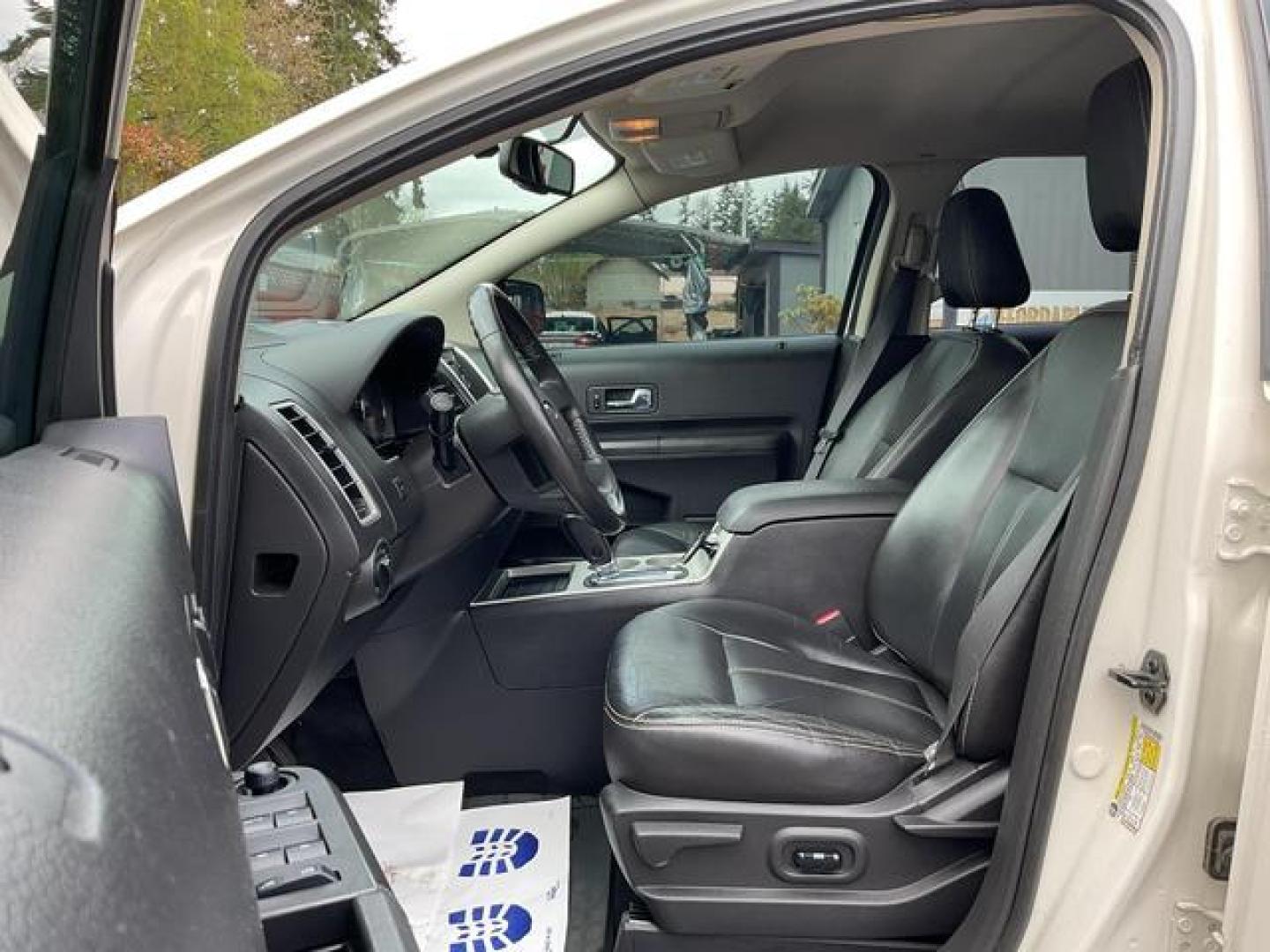 2008 White /Black Ford Edge SEL Sport Utility 4D (2FMDK38C28B) , Automatic, 6-Spd w/Overdrive transmission, located at 18001 Kellogg Rd, Saucier, MS, 39574, (228) 832-1441, 39.421459, -76.641457 - **Dealer Statement: The Trade Store offers the nicest previously owned inventory you'll find of cars, vans, trucks and more. We offer many banks, credit unions and special financing options to fit your needs regardless of your credit, as well as sourcing of specific vehicles for qualified custom - Photo#8