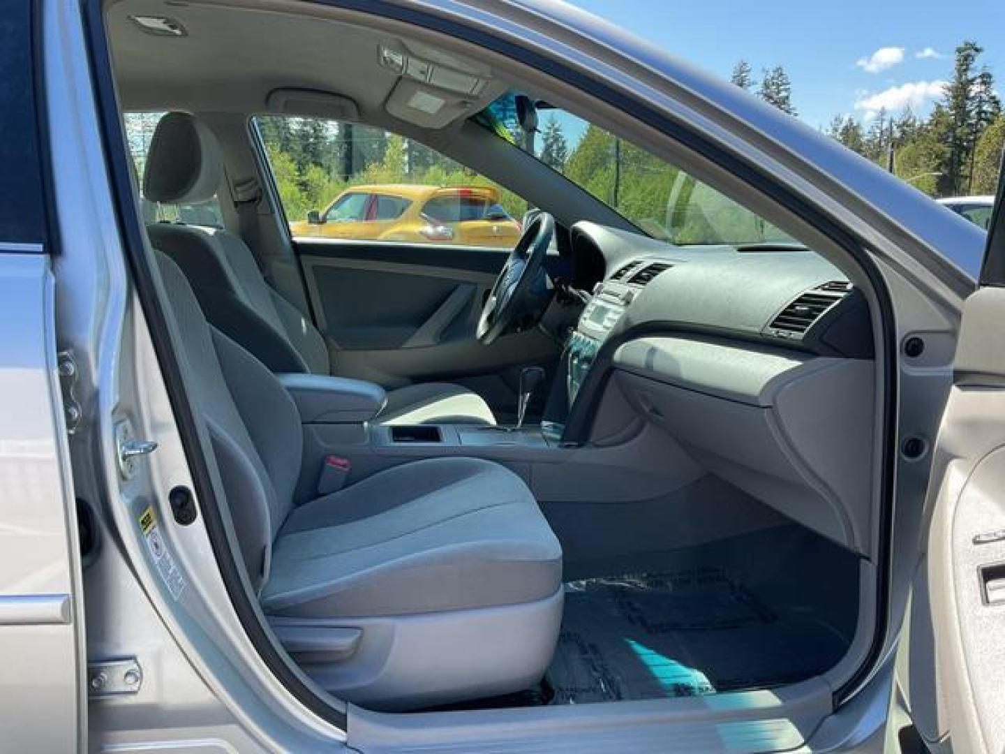 2009 Silver /Gray Toyota Camry LE Sedan 4D (4T4BE46K59R) , Automatic, 5-Spd w/Overdrive transmission, located at 18001 Kellogg Rd, Saucier, MS, 39574, (228) 832-1441, 39.421459, -76.641457 - **Dealer Statement: The Trade Store offers the nicest previously owned inventory you'll find of cars, vans, trucks and more. We offer many banks, credit unions and special financing options to fit your needs regardless of your credit, as well as sourcing of specific vehicles for qualified custom - Photo#12