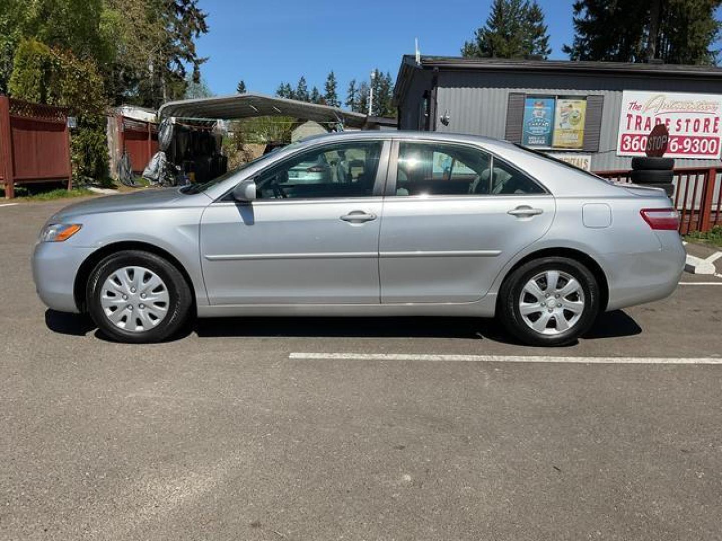 2009 Silver /Gray Toyota Camry LE Sedan 4D (4T4BE46K59R) , Automatic, 5-Spd w/Overdrive transmission, located at 18001 Kellogg Rd, Saucier, MS, 39574, (228) 832-1441, 39.421459, -76.641457 - **Dealer Statement: The Trade Store offers the nicest previously owned inventory you'll find of cars, vans, trucks and more. We offer many banks, credit unions and special financing options to fit your needs regardless of your credit, as well as sourcing of specific vehicles for qualified custom - Photo#1