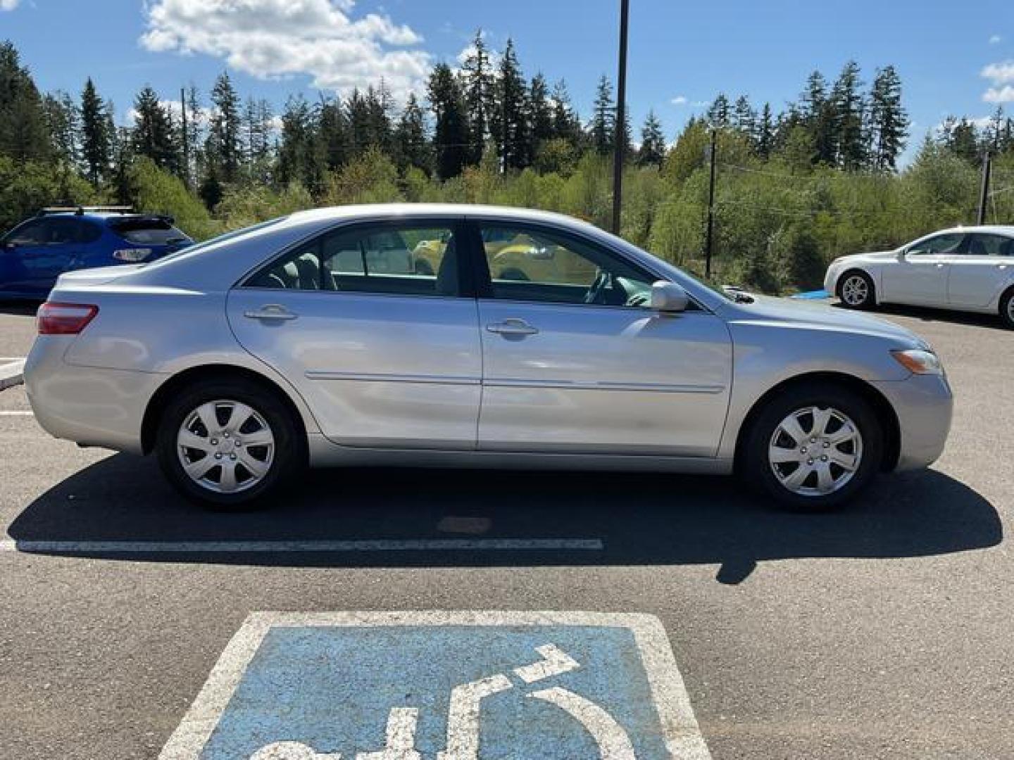 2009 Silver /Gray Toyota Camry LE Sedan 4D (4T4BE46K59R) , Automatic, 5-Spd w/Overdrive transmission, located at 18001 Kellogg Rd, Saucier, MS, 39574, (228) 832-1441, 39.421459, -76.641457 - **Dealer Statement: The Trade Store offers the nicest previously owned inventory you'll find of cars, vans, trucks and more. We offer many banks, credit unions and special financing options to fit your needs regardless of your credit, as well as sourcing of specific vehicles for qualified custom - Photo#5