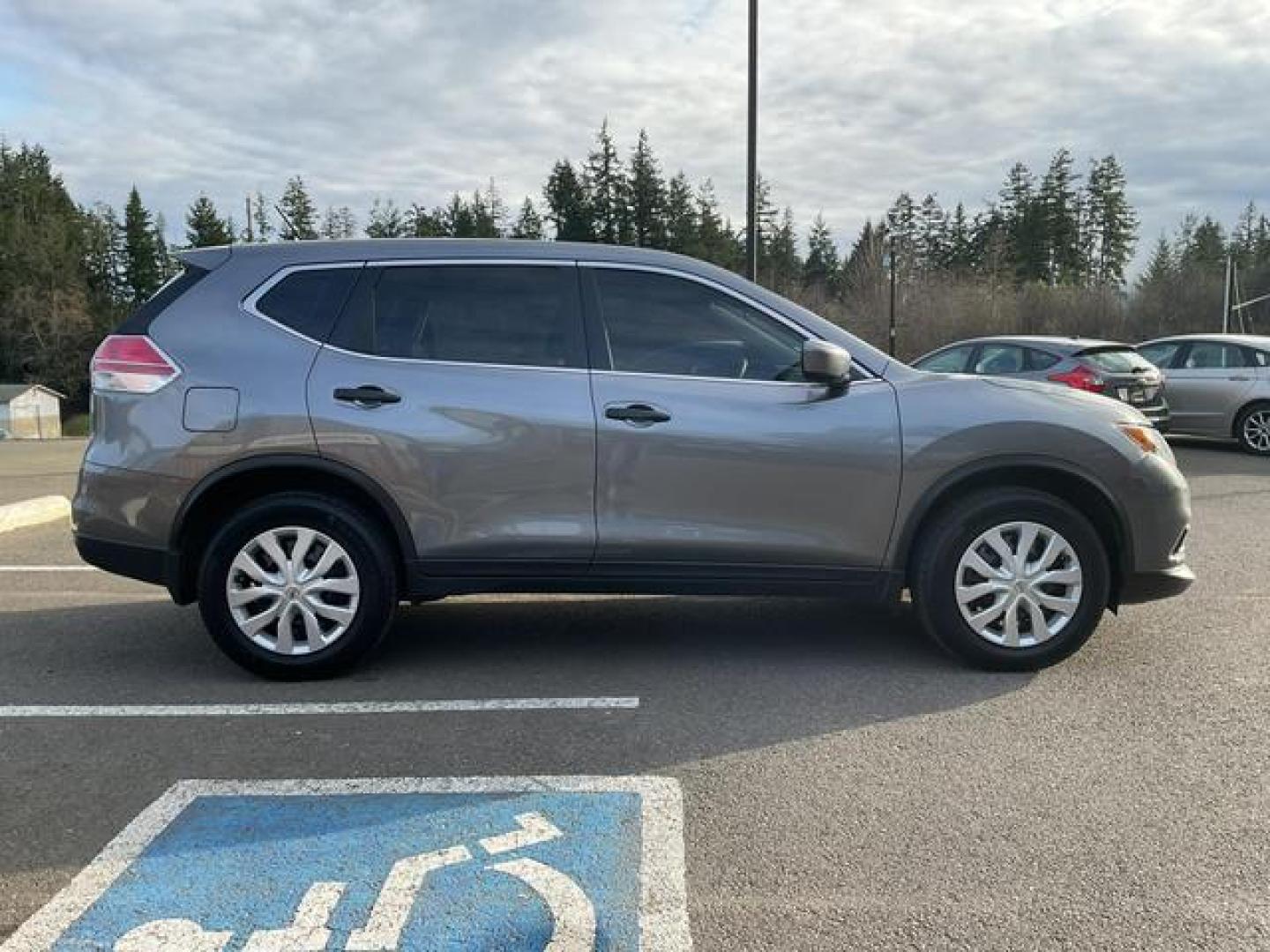 2016 Gray /Black Nissan Rogue S Sport Utility 4D (KNMAT2MV8GP) , Auto, CVT Xtronic transmission, located at 18001 Kellogg Rd, Saucier, MS, 39574, (228) 832-1441, 39.421459, -76.641457 - Photo#5