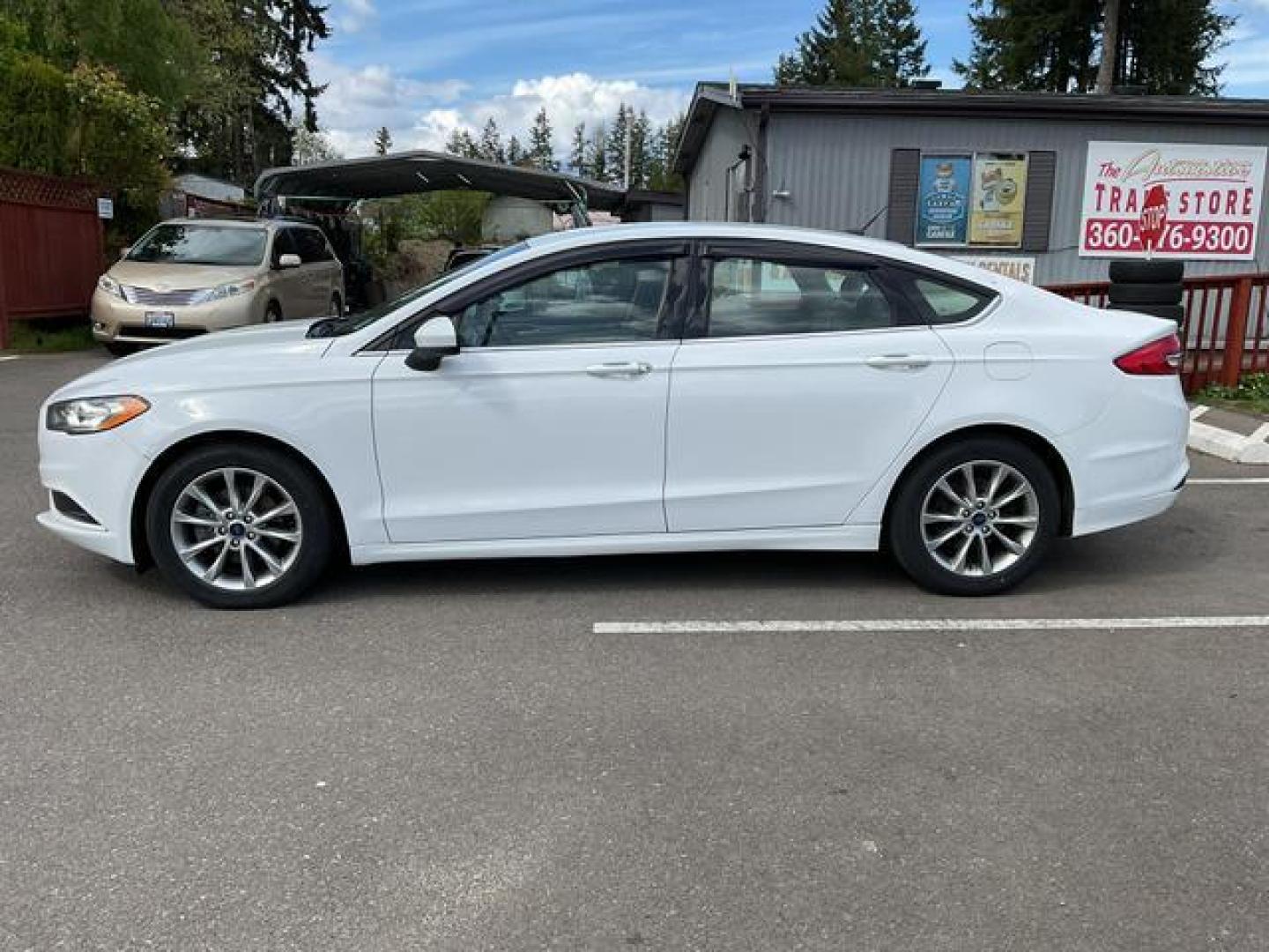 2017 White /Gray Ford Fusion SE Sedan 4D (3FA6P0H7XHR) , Auto, 6-Spd SelectShift transmission, located at 18001 Kellogg Rd, Saucier, MS, 39574, (228) 832-1441, 39.421459, -76.641457 - **Dealer Statement: The Trade Store offers the nicest previously owned inventory you'll find of cars, vans, trucks and more. We offer many banks, credit unions and special financing options to fit your needs regardless of your credit, as well as sourcing of specific vehicles for qualified custom - Photo#1