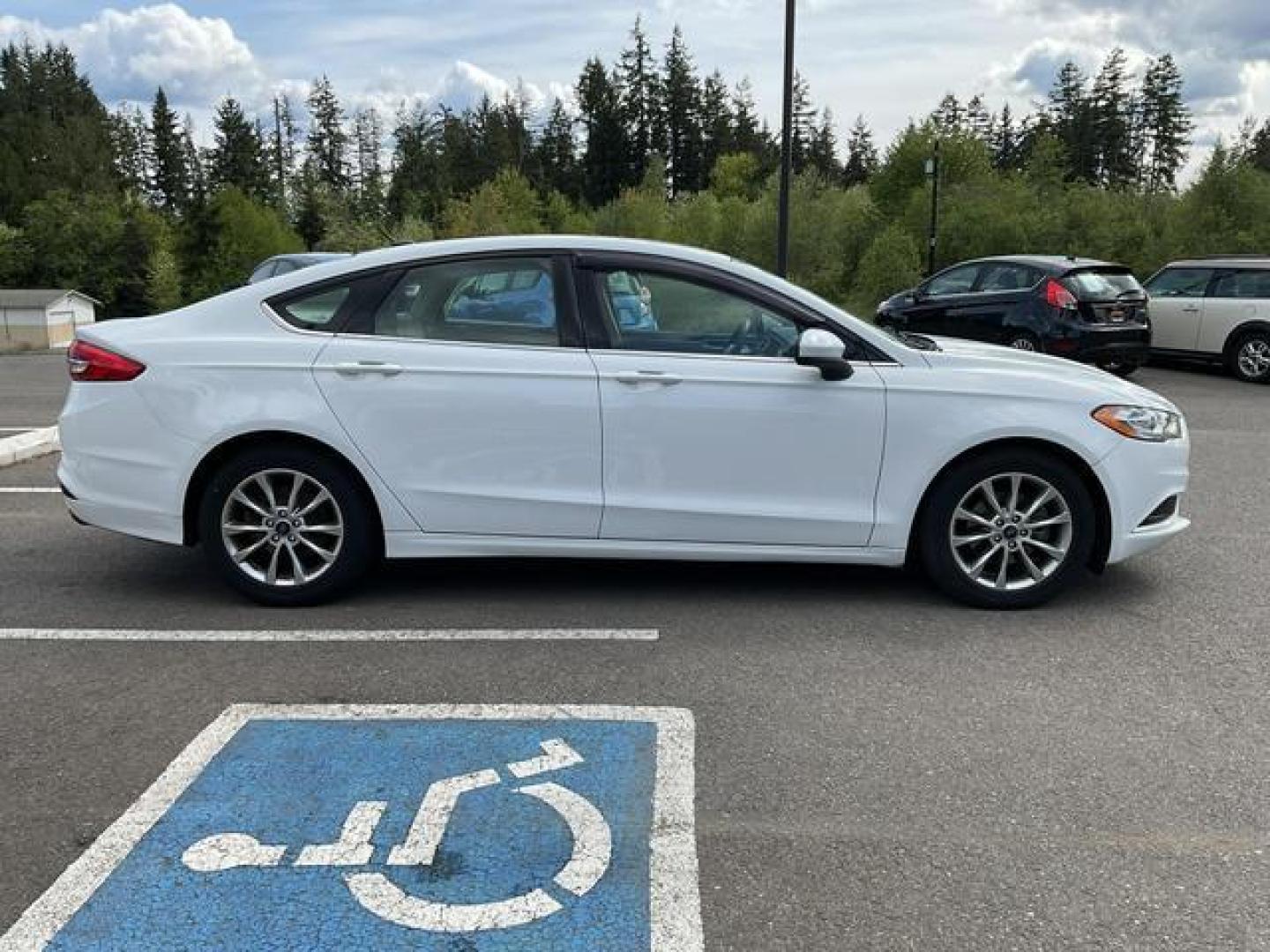 2017 White /Gray Ford Fusion SE Sedan 4D (3FA6P0H7XHR) , Auto, 6-Spd SelectShift transmission, located at 18001 Kellogg Rd, Saucier, MS, 39574, (228) 832-1441, 39.421459, -76.641457 - **Dealer Statement: The Trade Store offers the nicest previously owned inventory you'll find of cars, vans, trucks and more. We offer many banks, credit unions and special financing options to fit your needs regardless of your credit, as well as sourcing of specific vehicles for qualified custom - Photo#5