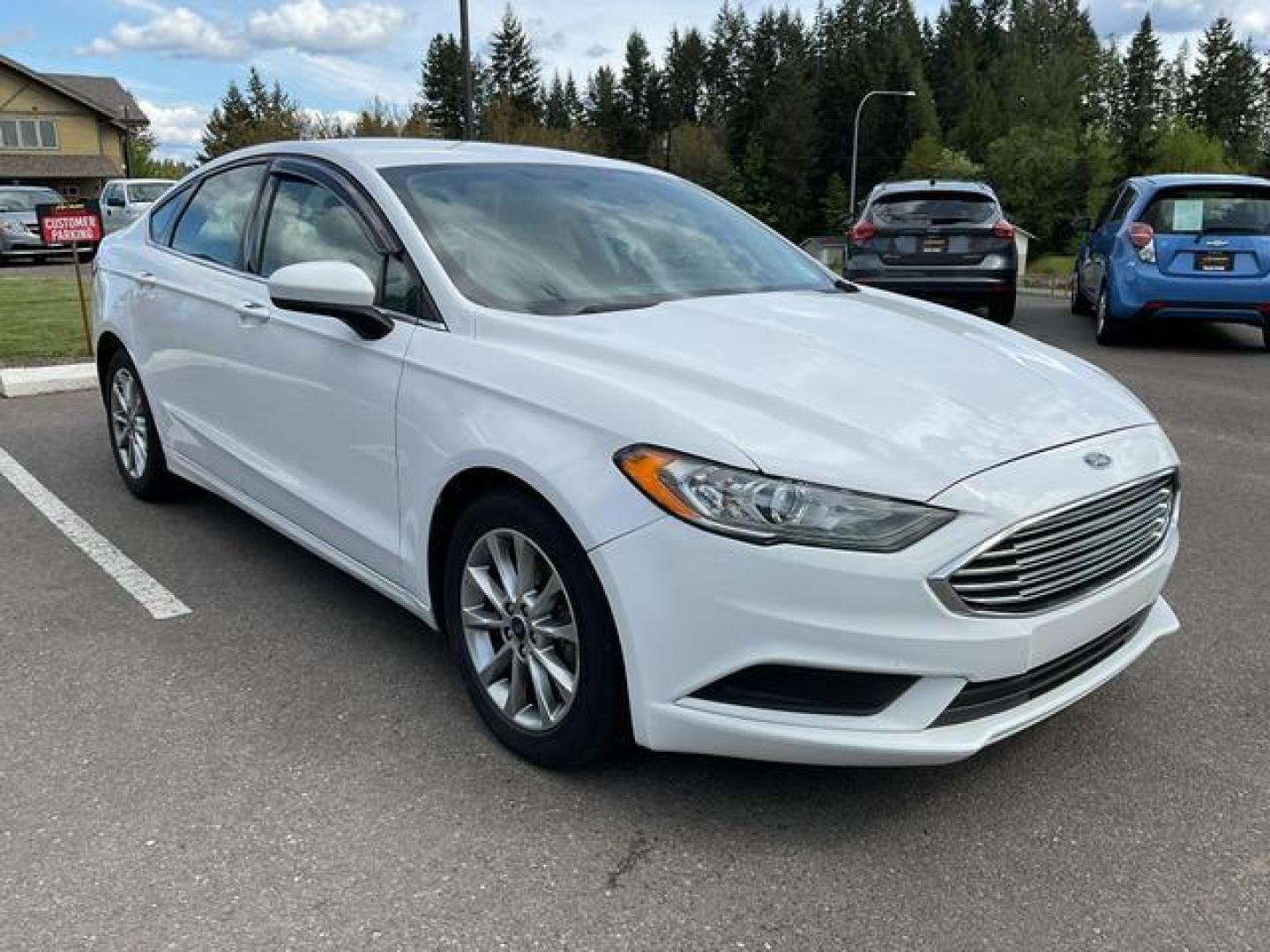 2017 White /Gray Ford Fusion SE Sedan 4D (3FA6P0H7XHR) , Auto, 6-Spd SelectShift transmission, located at 18001 Kellogg Rd, Saucier, MS, 39574, (228) 832-1441, 39.421459, -76.641457 - **Dealer Statement: The Trade Store offers the nicest previously owned inventory you'll find of cars, vans, trucks and more. We offer many banks, credit unions and special financing options to fit your needs regardless of your credit, as well as sourcing of specific vehicles for qualified custom - Photo#6