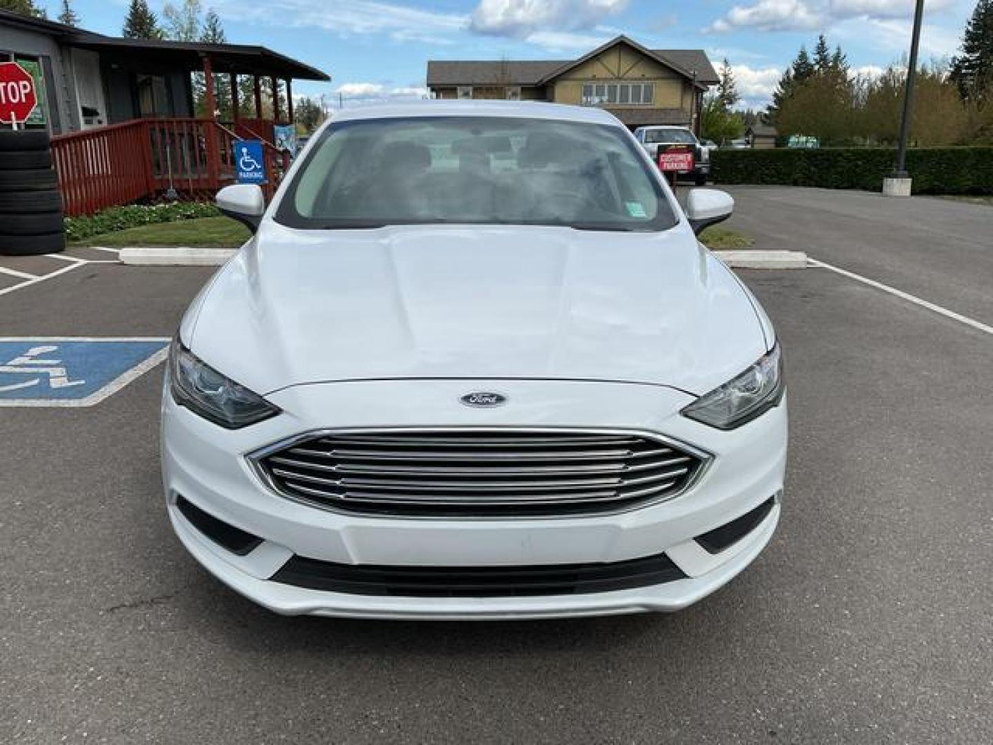 2017 White /Gray Ford Fusion SE Sedan 4D (3FA6P0H7XHR) , Auto, 6-Spd SelectShift transmission, located at 18001 Kellogg Rd, Saucier, MS, 39574, (228) 832-1441, 39.421459, -76.641457 - **Dealer Statement: The Trade Store offers the nicest previously owned inventory you'll find of cars, vans, trucks and more. We offer many banks, credit unions and special financing options to fit your needs regardless of your credit, as well as sourcing of specific vehicles for qualified custom - Photo#7