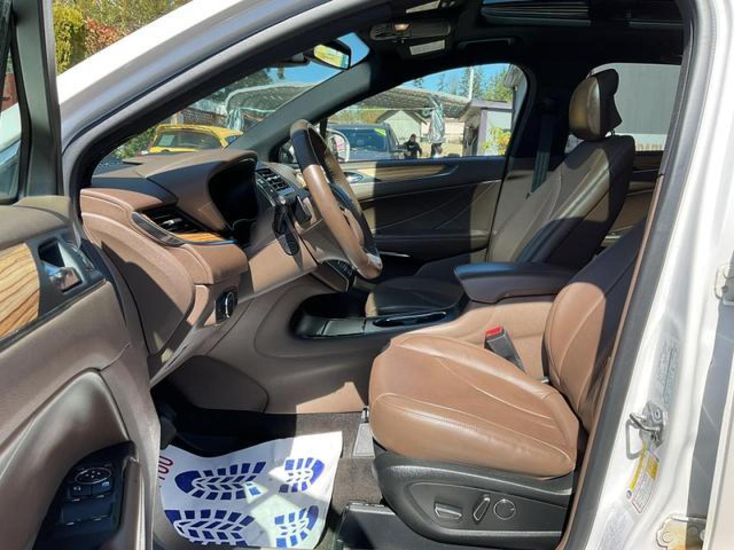 2015 White /Brown Lincoln MKC Sport Utility 4D (5LMTJ2AH7FU) , Auto, 6-Spd SelShft transmission, located at 18001 Kellogg Rd, Saucier, MS, 39574, (228) 832-1441, 39.421459, -76.641457 - Photo#8