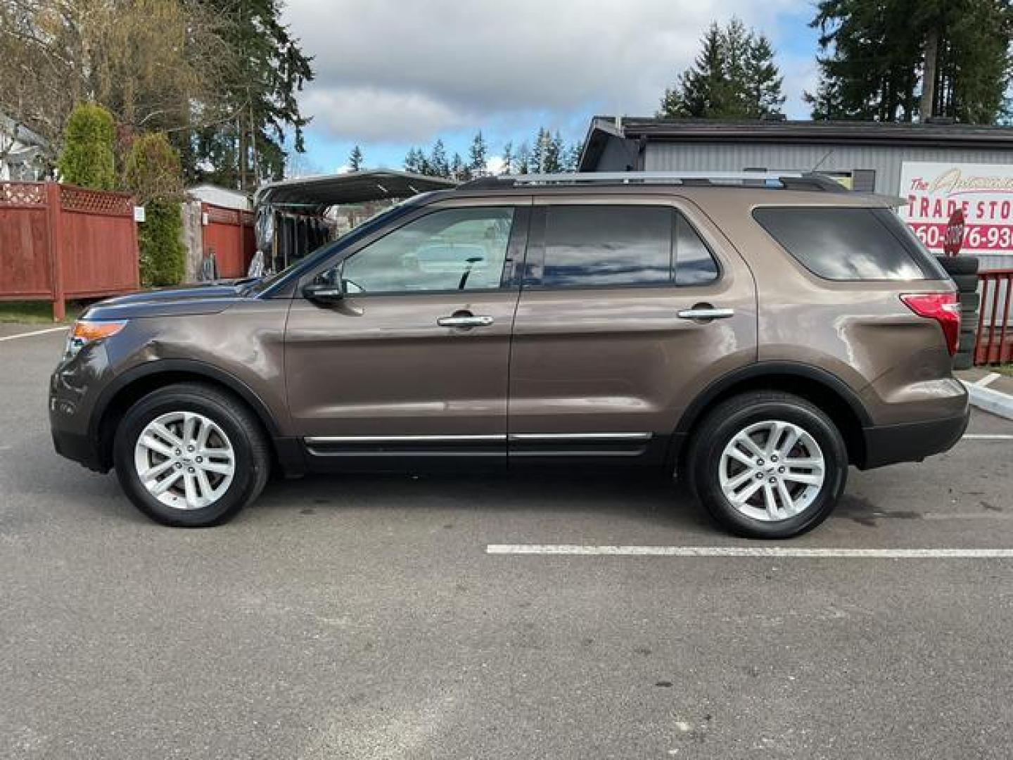 2015 Brown /Black Ford Explorer XLT Sport Utility 4D (1FM5K8D8XFG) , Auto, 6-Spd SelectShift transmission, located at 18001 Kellogg Rd, Saucier, MS, 39574, (228) 832-1441, 39.421459, -76.641457 - Photo#1